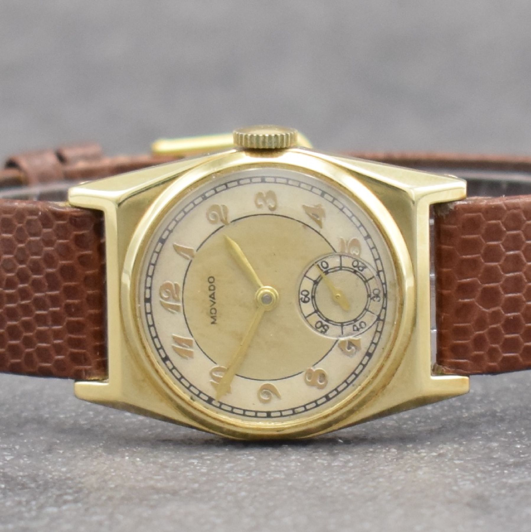 Detail a: MOVADO Armbanduhr in GG 585/000, Schweiz um 1935, facettiertes Geh., Boden & Glasrand aufgedr., silb. Duoton-Zifferbl. m. Breguetzahlen rest., kl. ...
