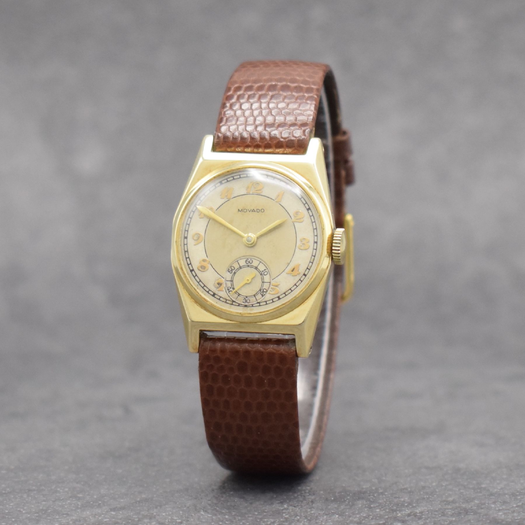Detail b: MOVADO Armbanduhr in GG 585/000, Schweiz um 1935, facettiertes Geh., Boden & Glasrand aufgedr., silb. Duoton-Zifferbl. m. Breguetzahlen rest., kl. ...