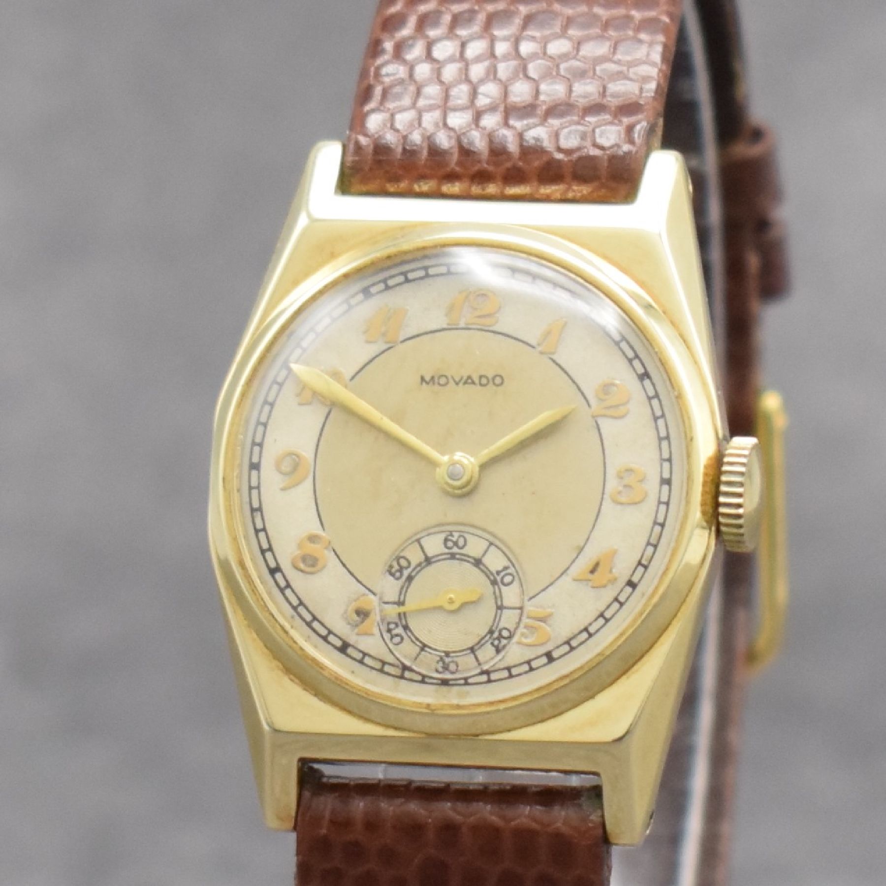 Detail c: MOVADO Armbanduhr in GG 585/000, Schweiz um 1935, facettiertes Geh., Boden & Glasrand aufgedr., silb. Duoton-Zifferbl. m. Breguetzahlen rest., kl. ...