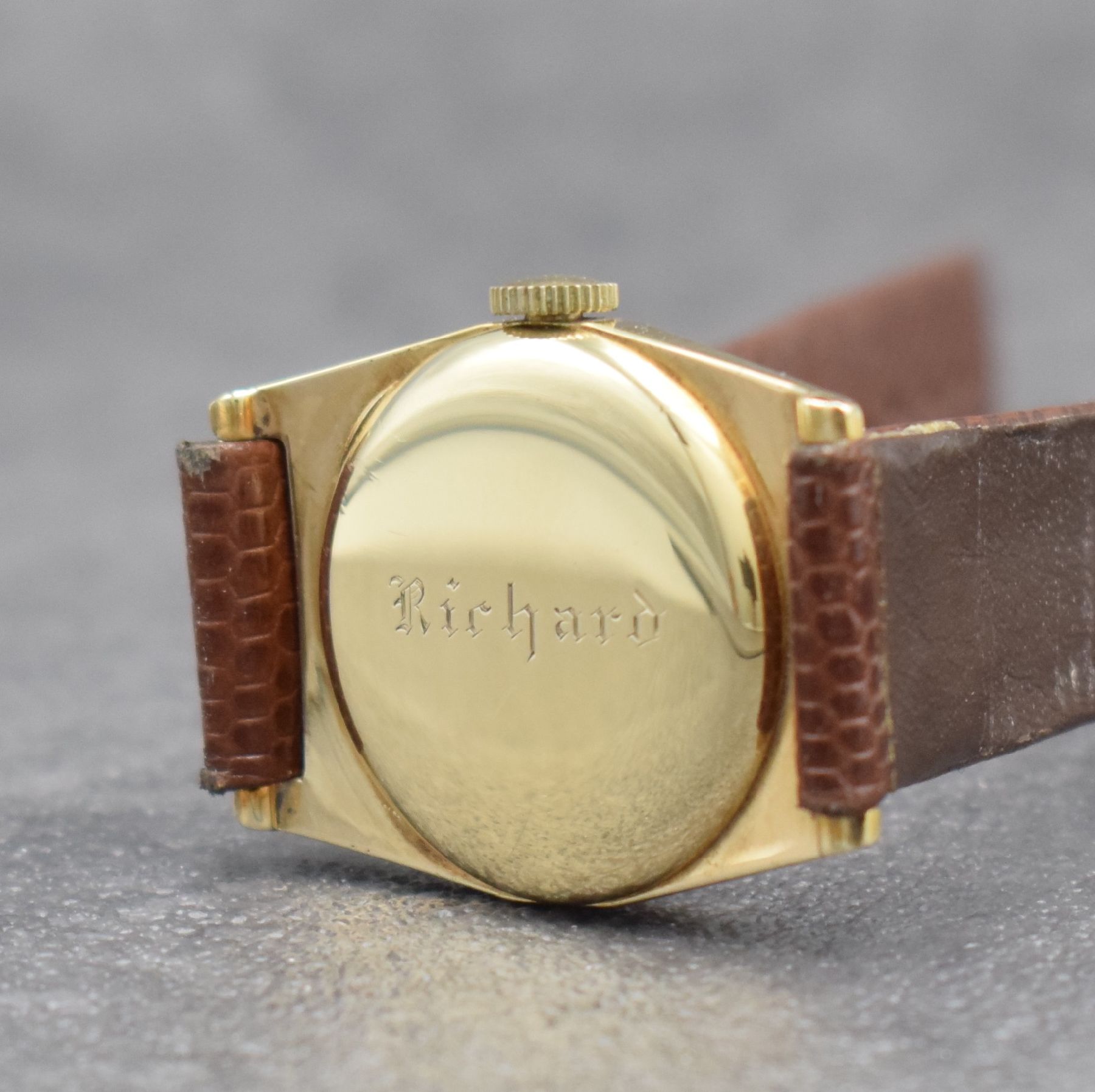 Detail d: MOVADO Armbanduhr in GG 585/000, Schweiz um 1935, facettiertes Geh., Boden & Glasrand aufgedr., silb. Duoton-Zifferbl. m. Breguetzahlen rest., kl. ...