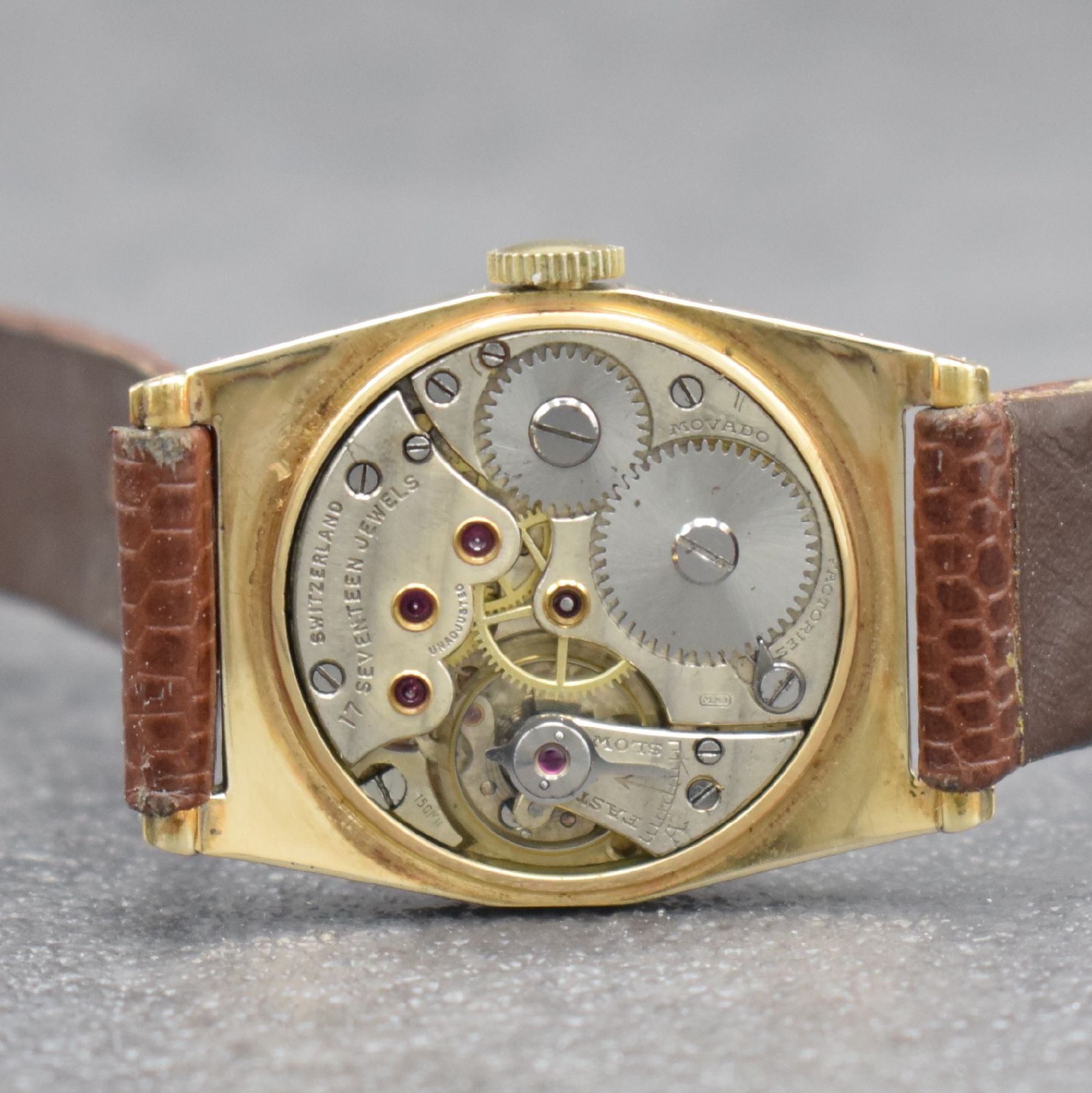Detail e: MOVADO Armbanduhr in GG 585/000, Schweiz um 1935, facettiertes Geh., Boden & Glasrand aufgedr., silb. Duoton-Zifferbl. m. Breguetzahlen rest., kl. ...