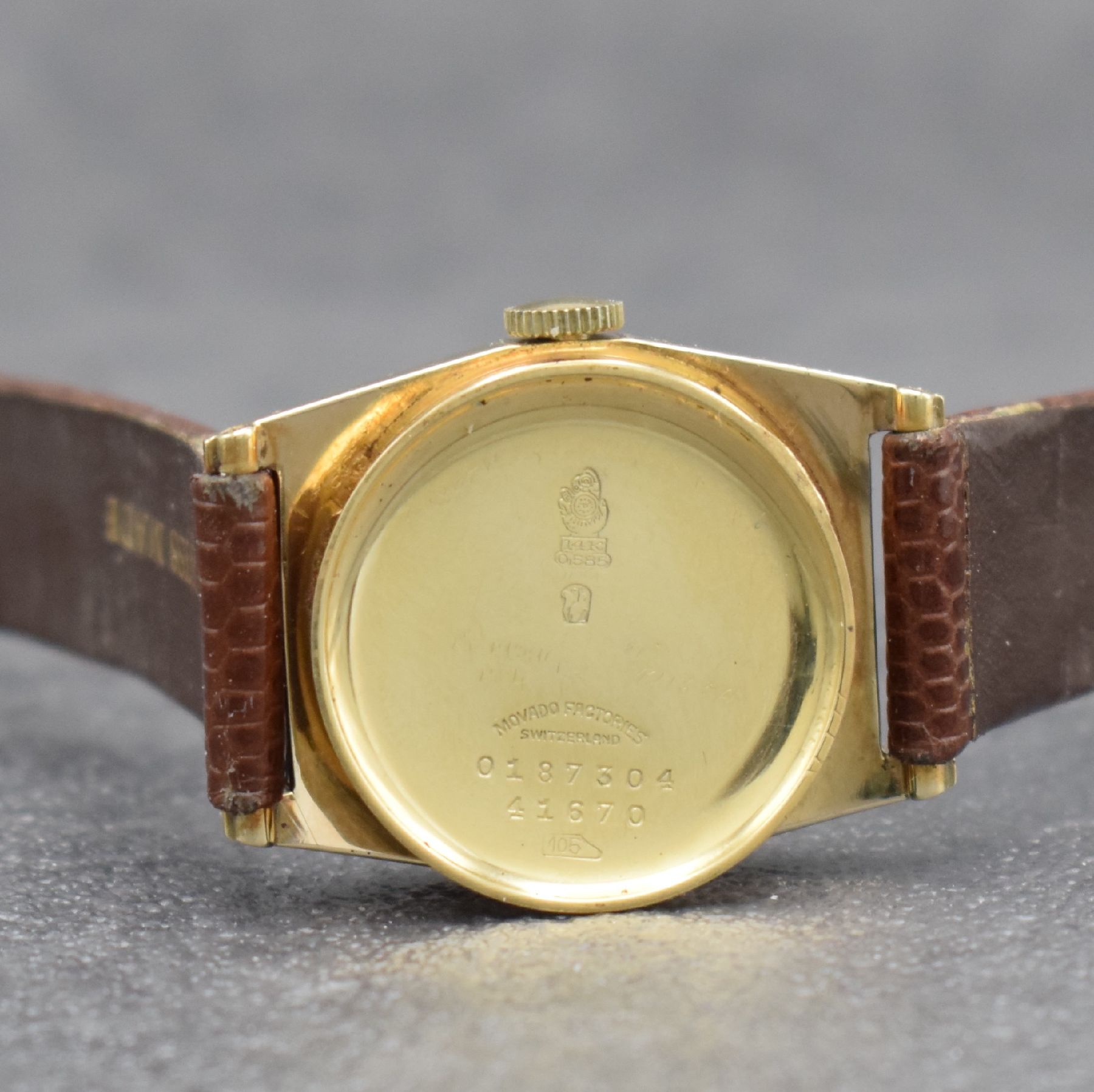 Detail f: MOVADO Armbanduhr in GG 585/000, Schweiz um 1935, facettiertes Geh., Boden & Glasrand aufgedr., silb. Duoton-Zifferbl. m. Breguetzahlen rest., kl. ...