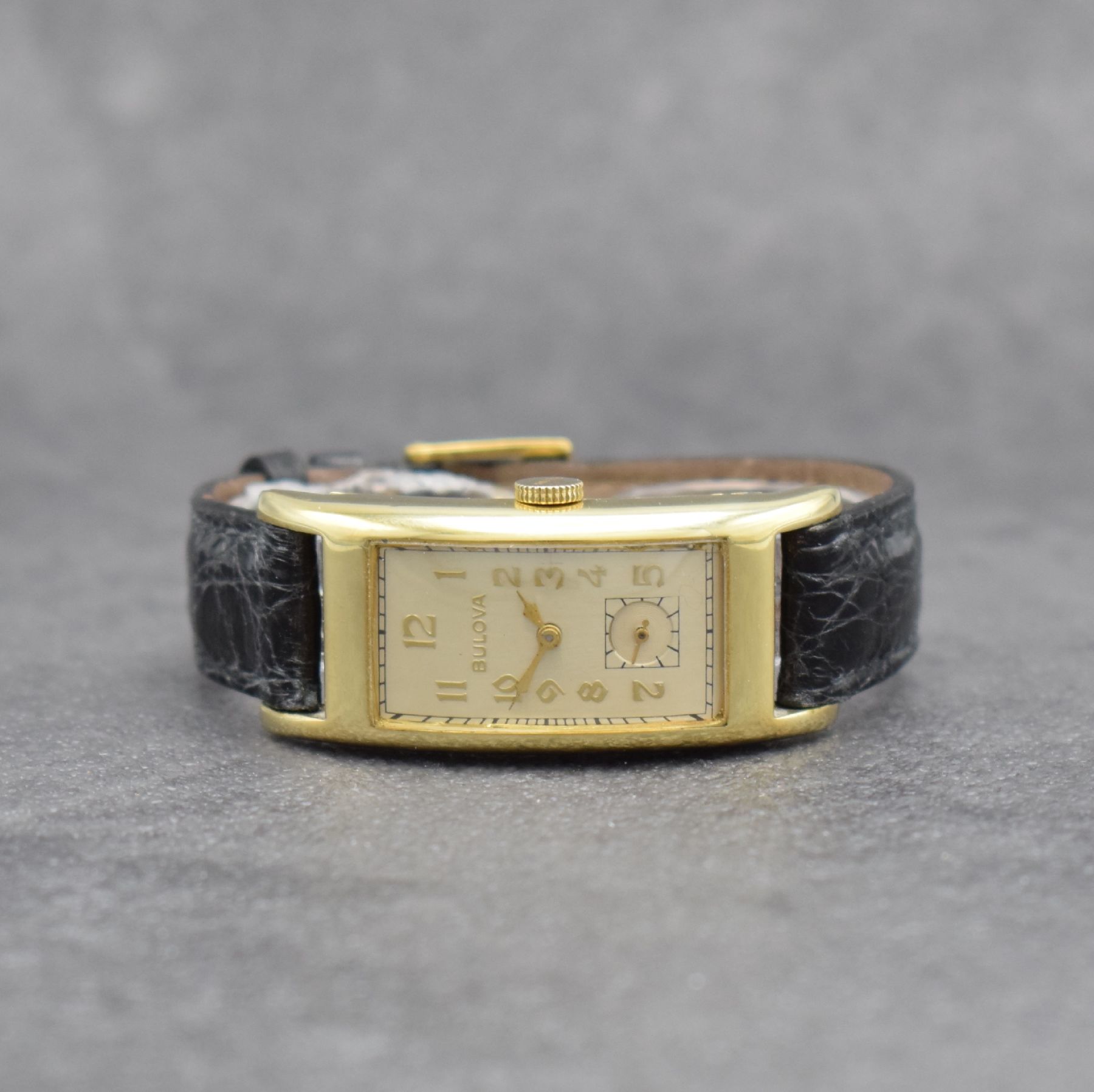 BULOVA "Curvex" rechteckige Armbanduhr, USA um 1940, Handaufzug, stark gebogenes gold- filled Geh., Boden aufgedr., orig. Krone, silb. ...