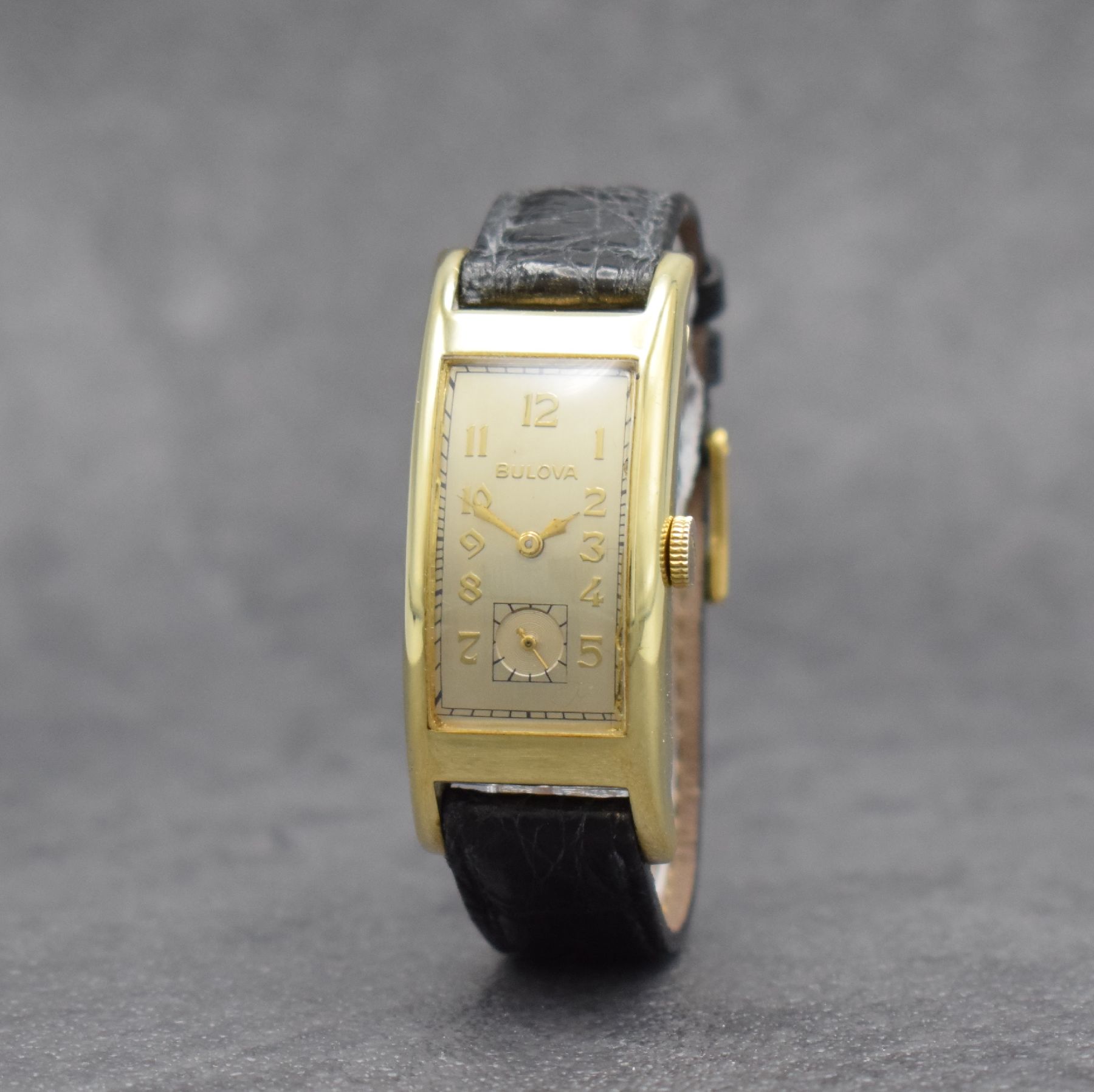 Detail b: BULOVA "Curvex" rechteckige Armbanduhr, USA um 1940, Handaufzug, stark gebogenes gold- filled Geh., Boden aufgedr., orig. Krone, silb. ...