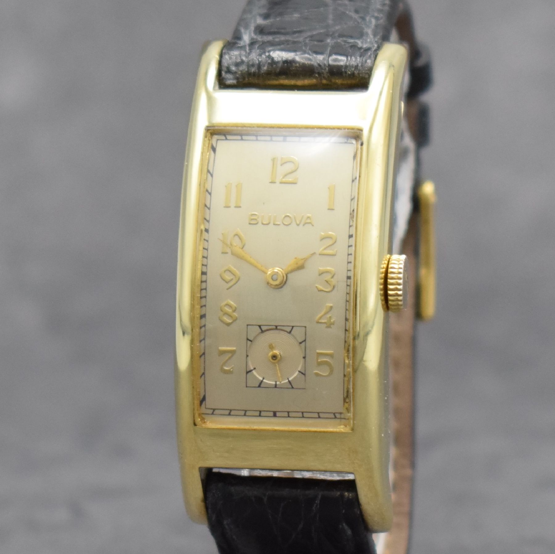 Detail c: BULOVA "Curvex" rechteckige Armbanduhr, USA um 1940, Handaufzug, stark gebogenes gold- filled Geh., Boden aufgedr., orig. Krone, silb. ...
