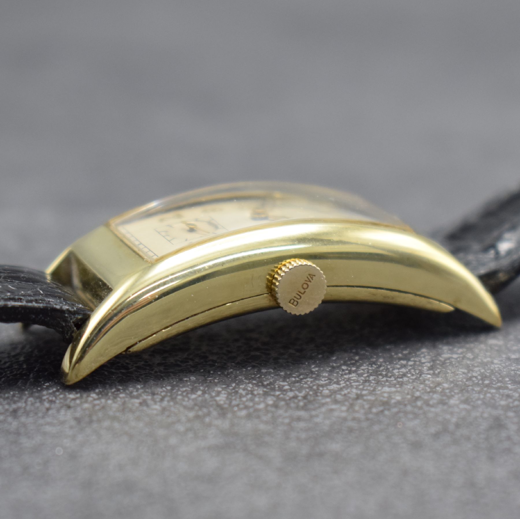 Detail d: BULOVA "Curvex" rechteckige Armbanduhr, USA um 1940, Handaufzug, stark gebogenes gold- filled Geh., Boden aufgedr., orig. Krone, silb. ...