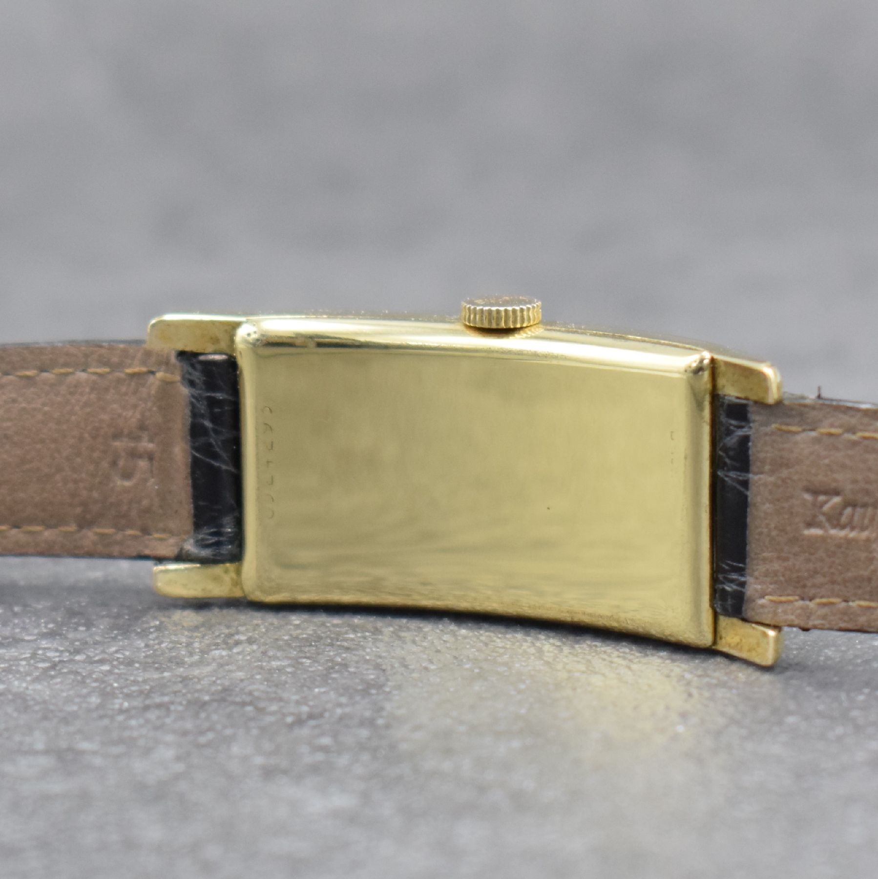 Detail e: BULOVA "Curvex" rechteckige Armbanduhr, USA um 1940, Handaufzug, stark gebogenes gold- filled Geh., Boden aufgedr., orig. Krone, silb. ...