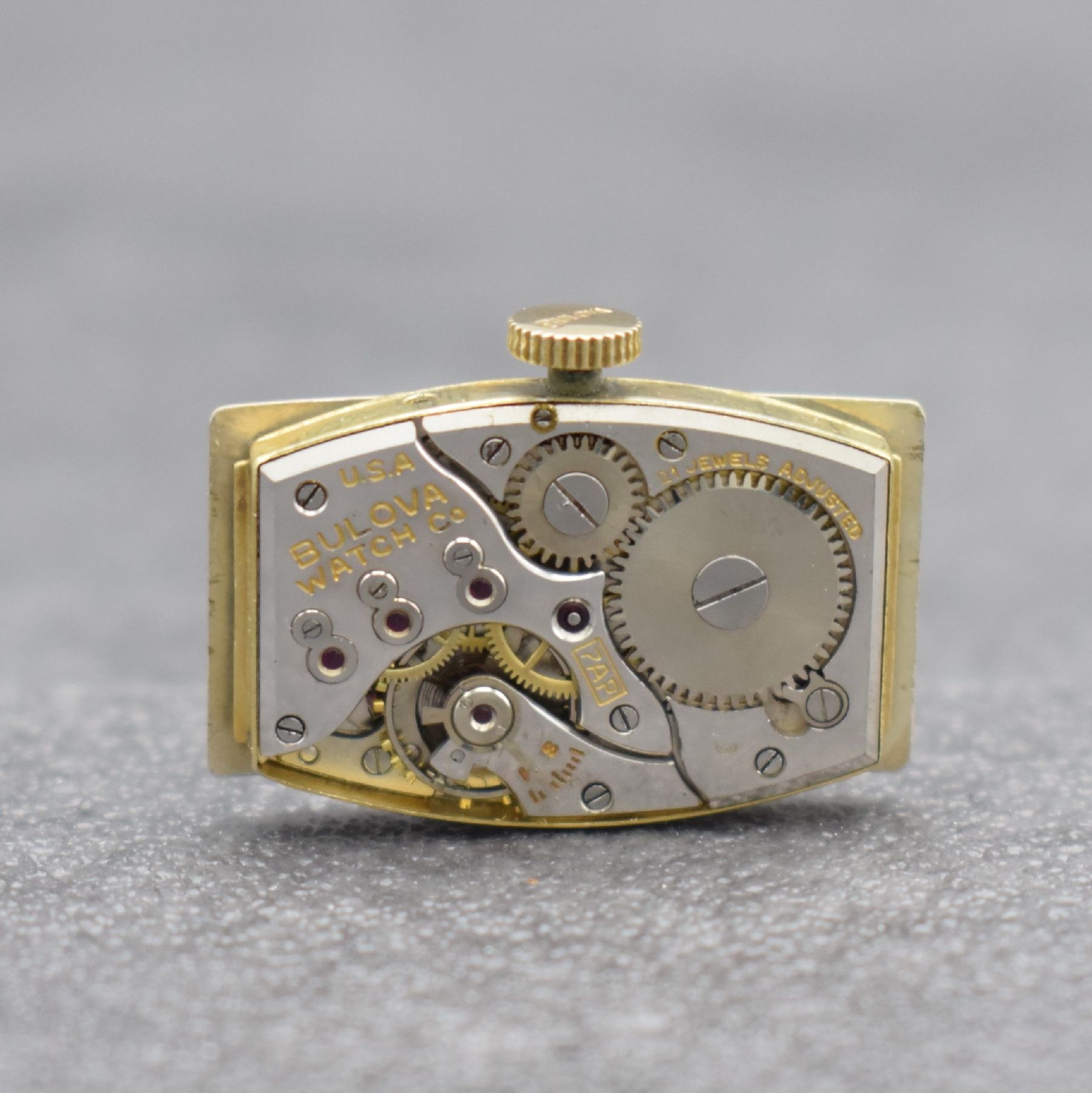 Detail f: BULOVA "Curvex" rechteckige Armbanduhr, USA um 1940, Handaufzug, stark gebogenes gold- filled Geh., Boden aufgedr., orig. Krone, silb. ...