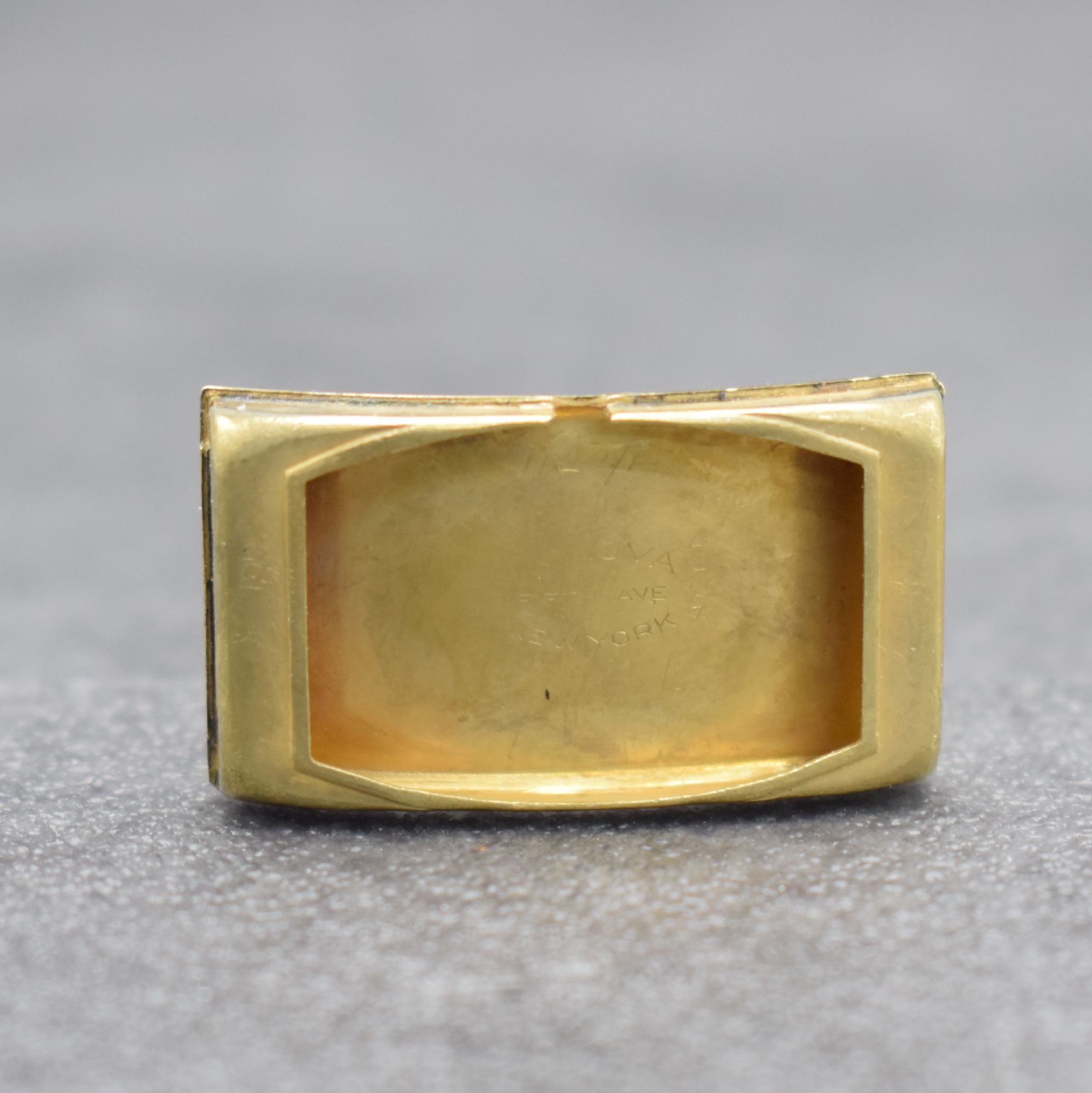 Detail g: BULOVA "Curvex" rechteckige Armbanduhr, USA um 1940, Handaufzug, stark gebogenes gold- filled Geh., Boden aufgedr., orig. Krone, silb. ...
