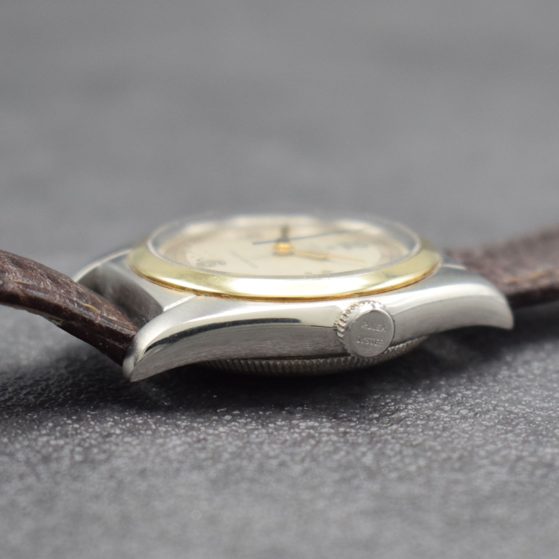 Detail e: ROLEX Chronometer Herrenarmbanduhr Oyster Perpetual Bubble Back in Stahl mit Goldlünette Referenz 4392, Automatik, Schweiz um 1949, Lederband m. ...