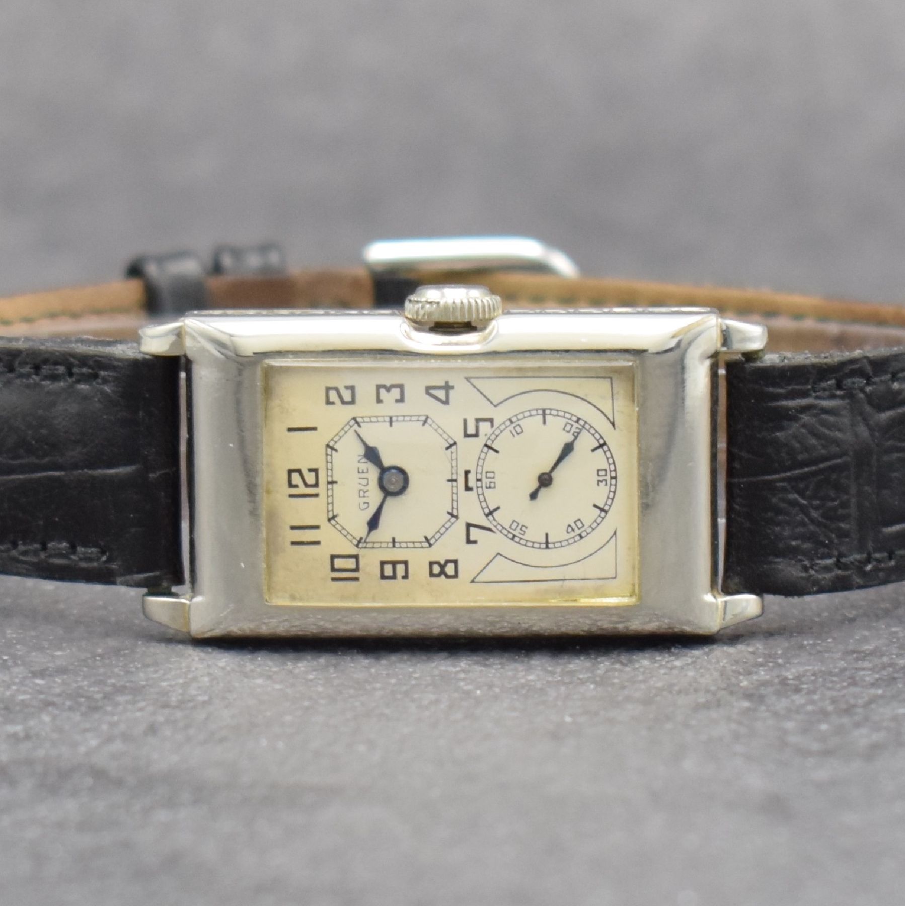 Detail a: ALPINA/GRUEN seltene Herrenarmbanduhr sog. Doctors-Watch, Schweiz um 1930, rechteckiges 14k WG Filled Geh., Boden m. Eigentümer-Grav. aufgedr., in ...