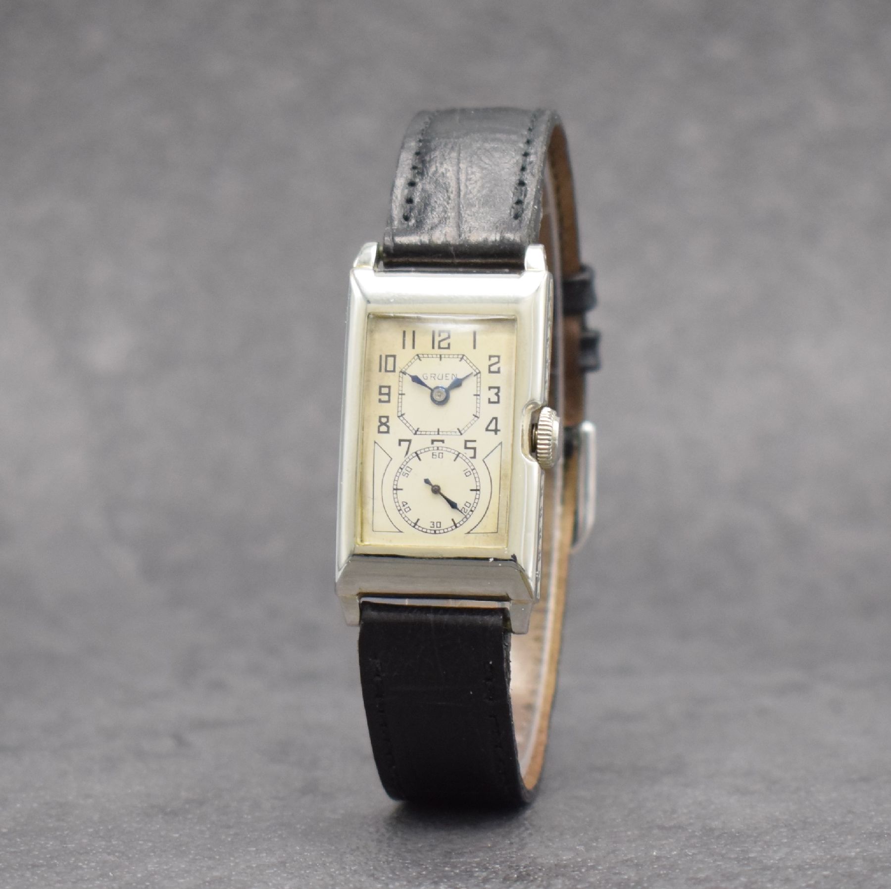 Detail b: ALPINA/GRUEN seltene Herrenarmbanduhr sog. Doctors-Watch, Schweiz um 1930, rechteckiges 14k WG Filled Geh., Boden m. Eigentümer-Grav. aufgedr., in ...