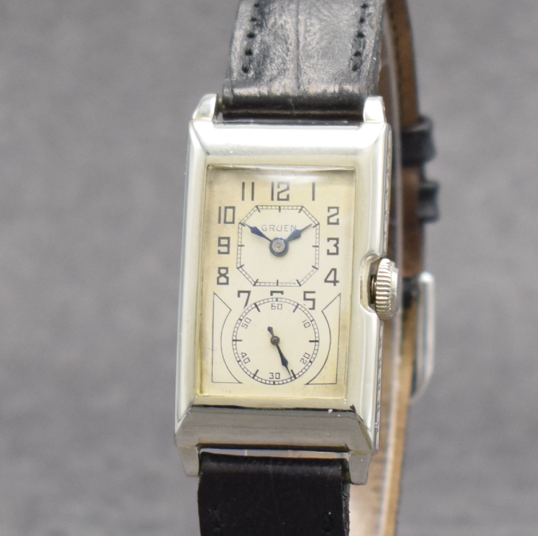 Detail c: ALPINA/GRUEN seltene Herrenarmbanduhr sog. Doctors-Watch, Schweiz um 1930, rechteckiges 14k WG Filled Geh., Boden m. Eigentümer-Grav. aufgedr., in ...