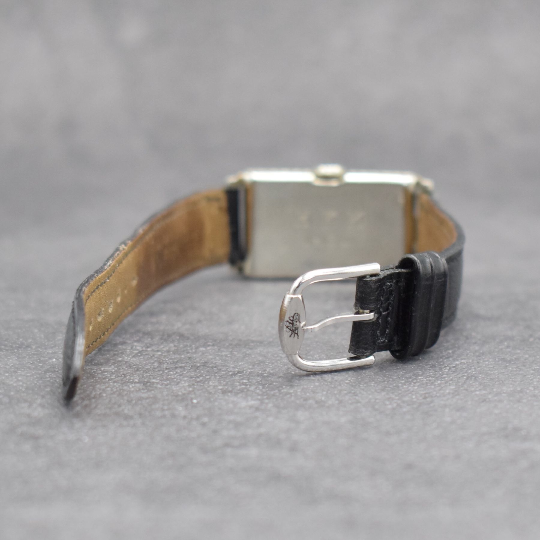 Detail d: ALPINA/GRUEN seltene Herrenarmbanduhr sog. Doctors-Watch, Schweiz um 1930, rechteckiges 14k WG Filled Geh., Boden m. Eigentümer-Grav. aufgedr., in ...