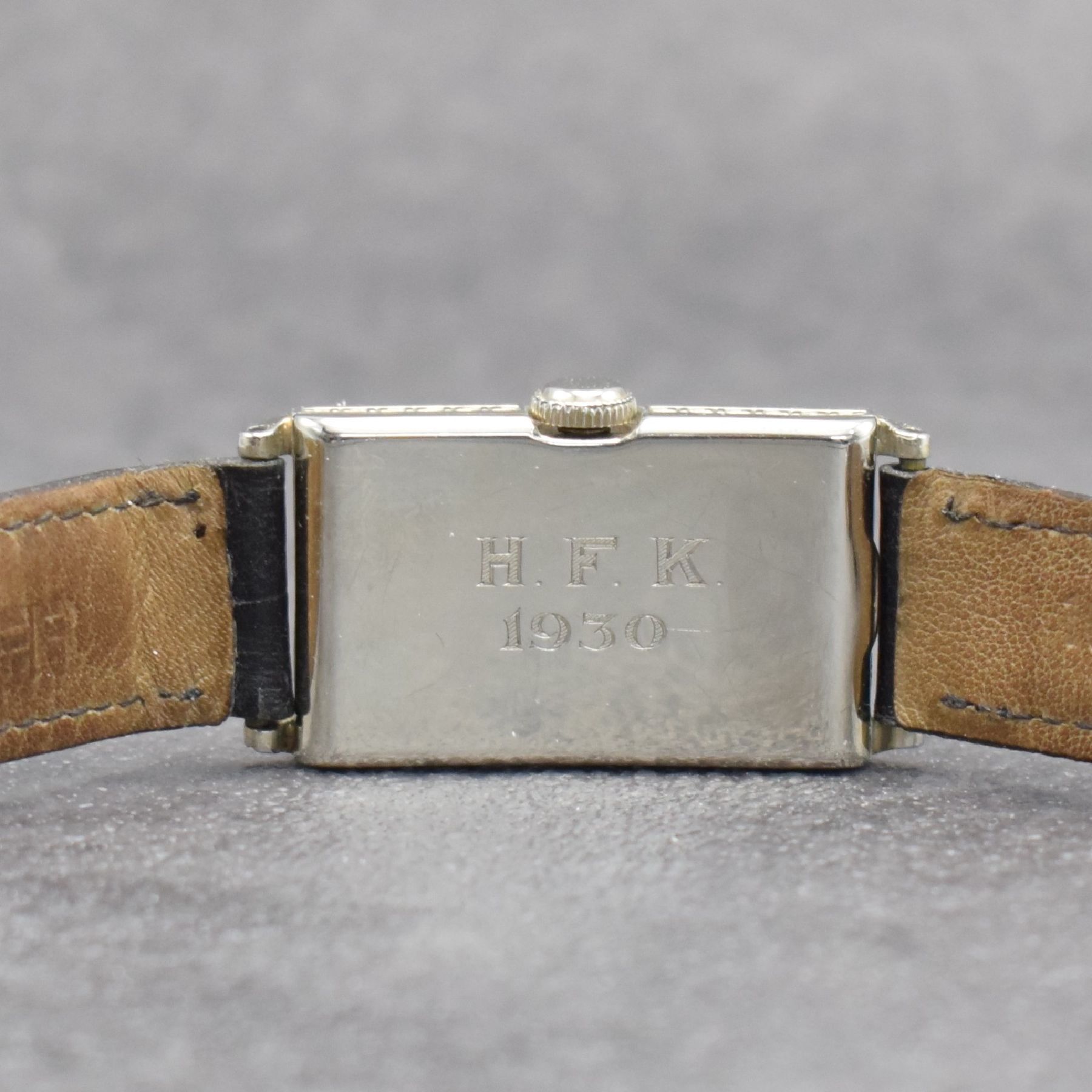 Detail e: ALPINA/GRUEN seltene Herrenarmbanduhr sog. Doctors-Watch, Schweiz um 1930, rechteckiges 14k WG Filled Geh., Boden m. Eigentümer-Grav. aufgedr., in ...
