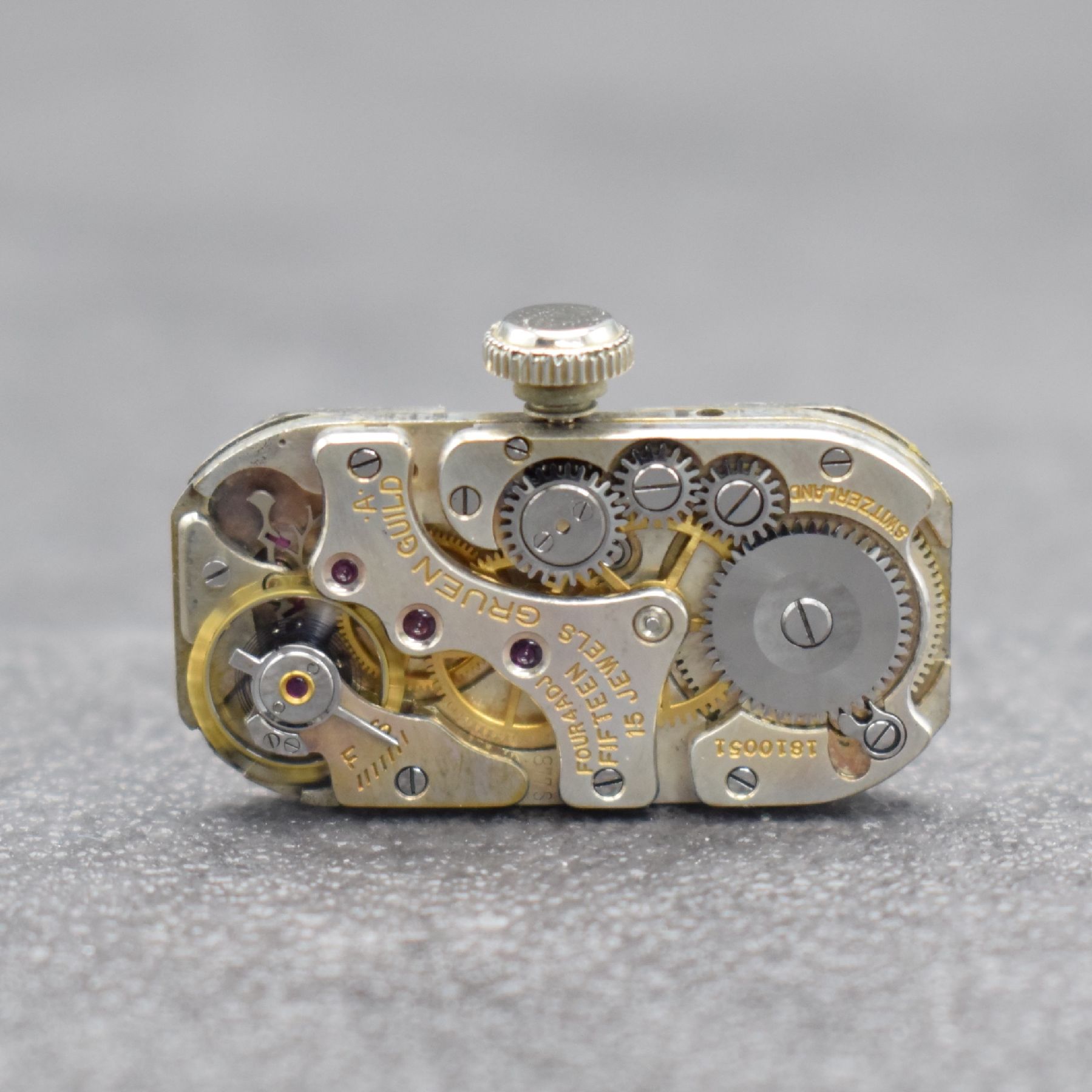 Detail f: ALPINA/GRUEN seltene Herrenarmbanduhr sog. Doctors-Watch, Schweiz um 1930, rechteckiges 14k WG Filled Geh., Boden m. Eigentümer-Grav. aufgedr., in ...