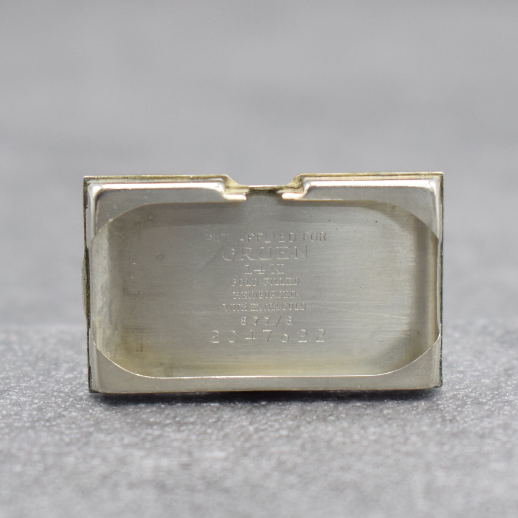 Detail g: ALPINA/GRUEN seltene Herrenarmbanduhr sog. Doctors-Watch, Schweiz um 1930, rechteckiges 14k WG Filled Geh., Boden m. Eigentümer-Grav. aufgedr., in ...