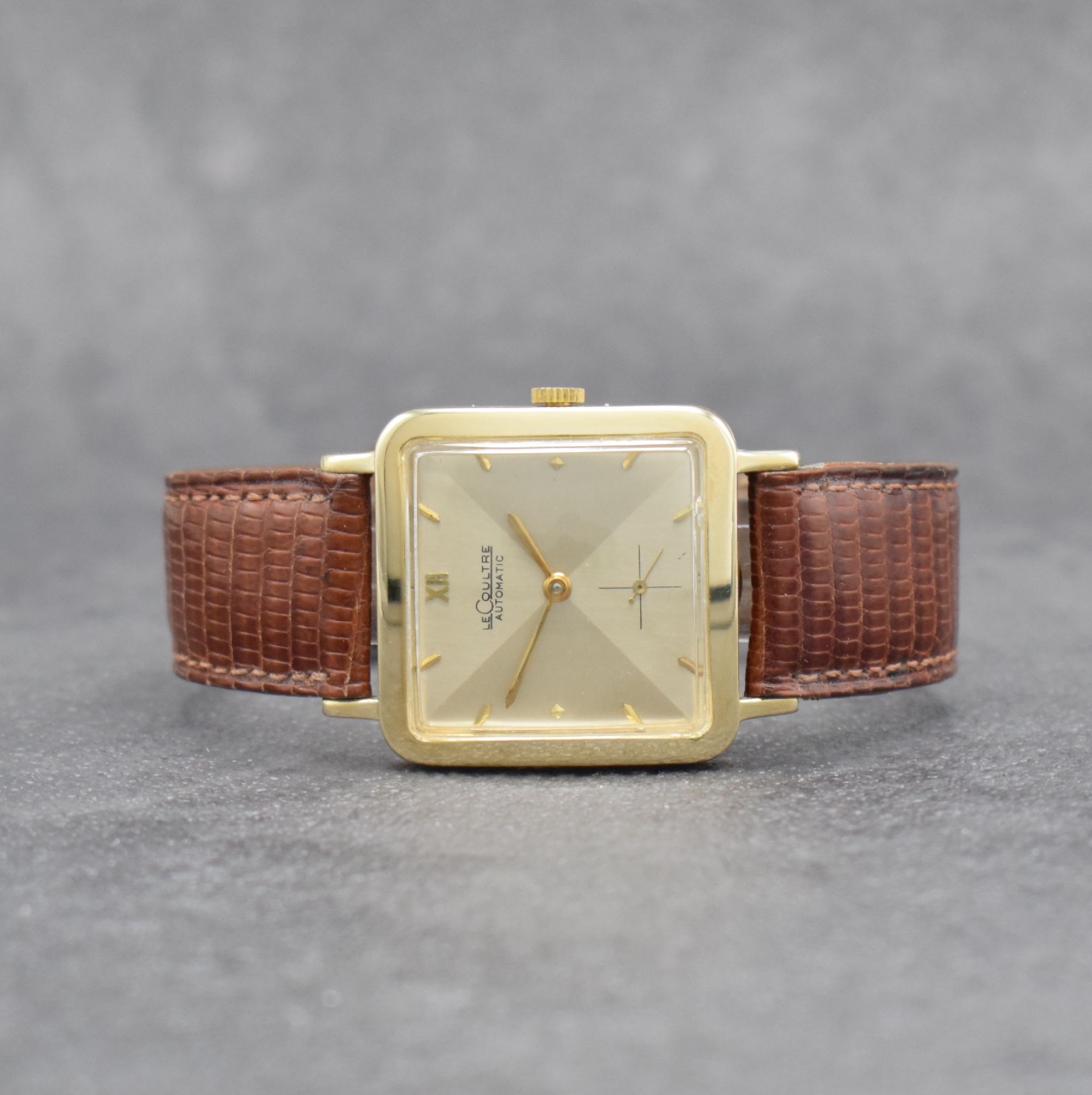 LeCoultre Herrenarmbanduhr mit Hammerautomatik in GG 585/000, Schweiz/USA um 1952, Boden aufgedr., silberfarb. Duoton-Zifferblatt m. aufgel. Indizes, ...