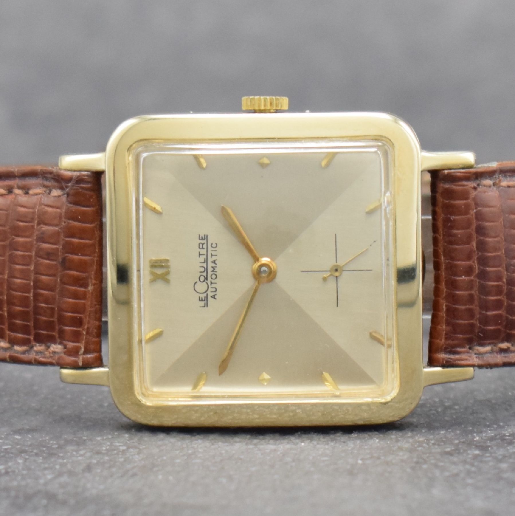 Detail a: LeCoultre Herrenarmbanduhr mit Hammerautomatik in GG 585/000, Schweiz/USA um 1952, Boden aufgedr., silberfarb. Duoton-Zifferblatt m. aufgel. Indizes, ...