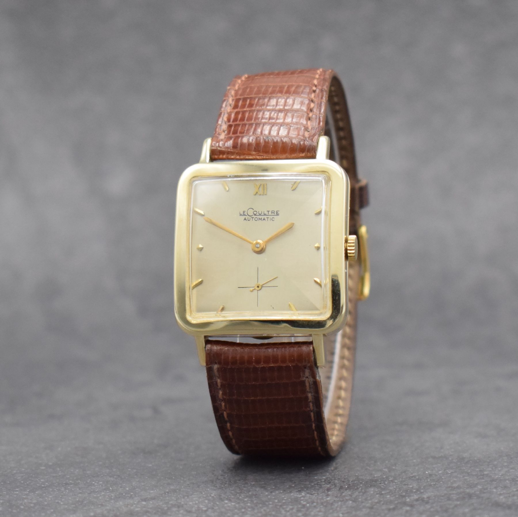 Detail b: LeCoultre Herrenarmbanduhr mit Hammerautomatik in GG 585/000, Schweiz/USA um 1952, Boden aufgedr., silberfarb. Duoton-Zifferblatt m. aufgel. Indizes, ...
