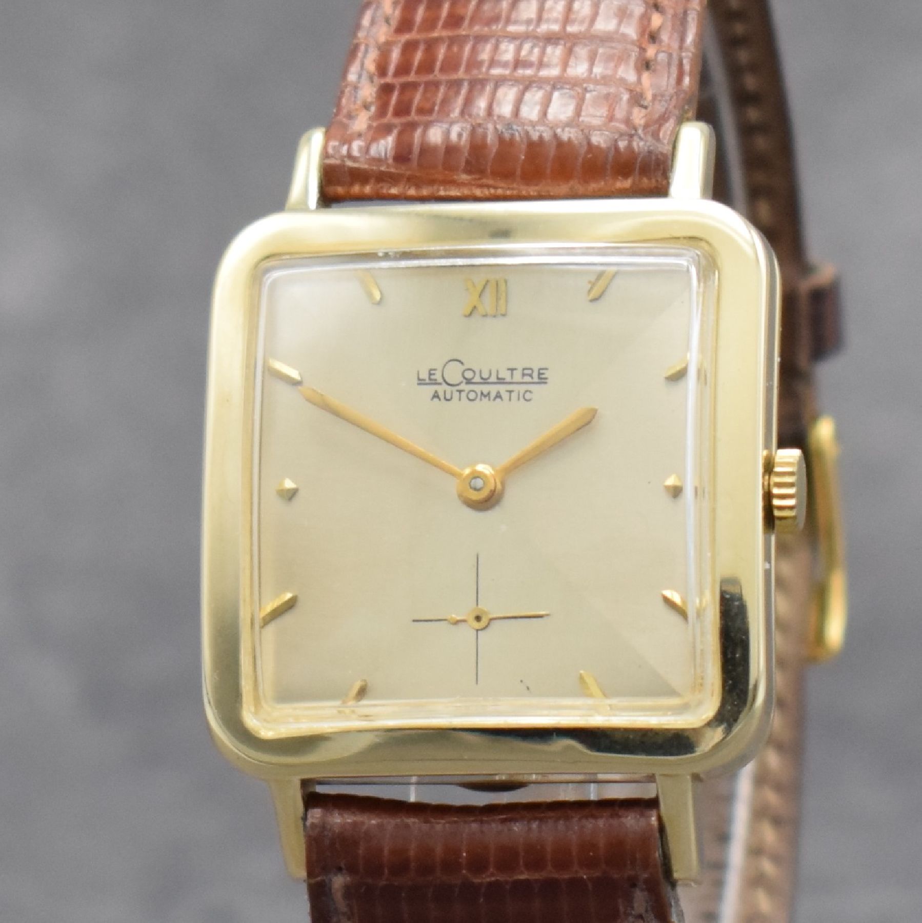 Detail c: LeCoultre Herrenarmbanduhr mit Hammerautomatik in GG 585/000, Schweiz/USA um 1952, Boden aufgedr., silberfarb. Duoton-Zifferblatt m. aufgel. Indizes, ...