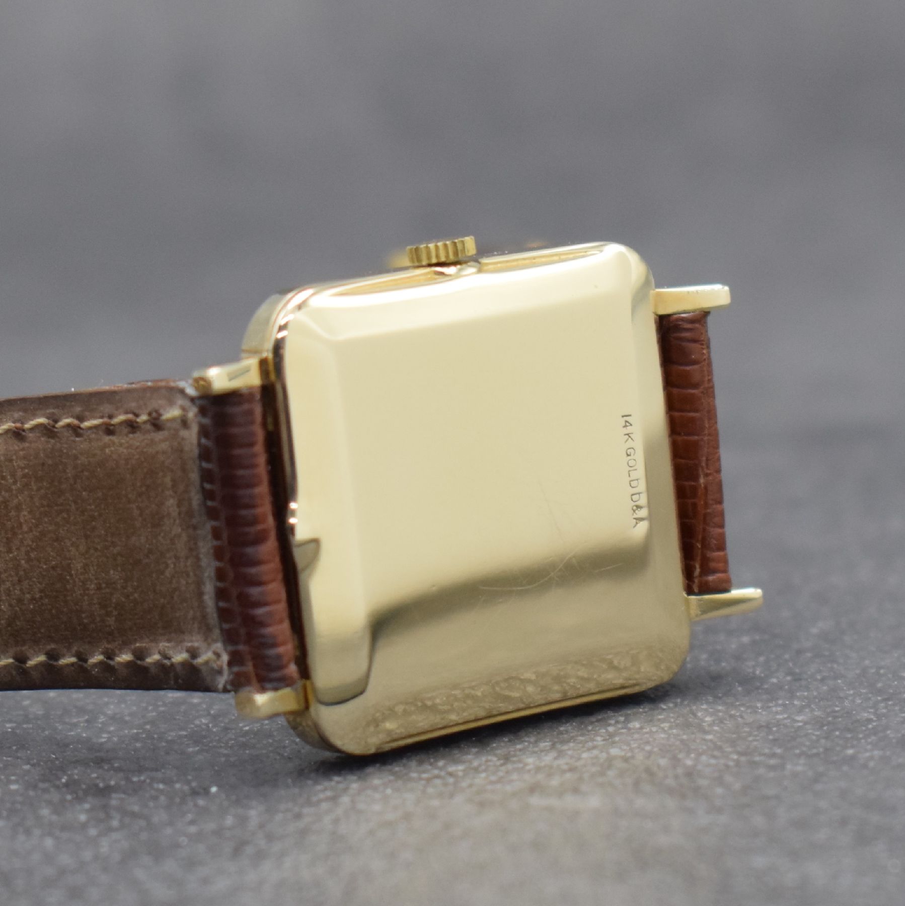 Detail d: LeCoultre Herrenarmbanduhr mit Hammerautomatik in GG 585/000, Schweiz/USA um 1952, Boden aufgedr., silberfarb. Duoton-Zifferblatt m. aufgel. Indizes, ...