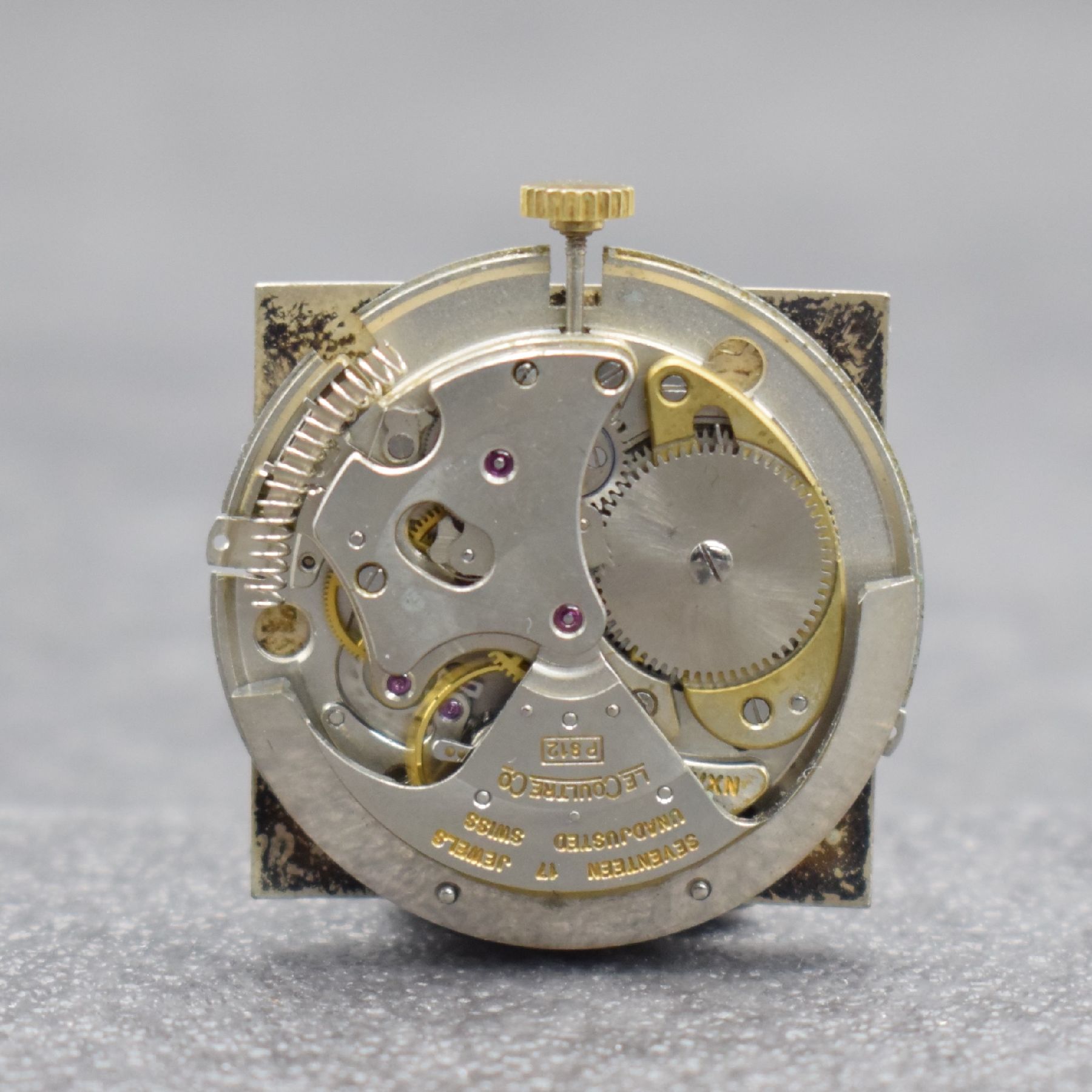 Detail e: LeCoultre Herrenarmbanduhr mit Hammerautomatik in GG 585/000, Schweiz/USA um 1952, Boden aufgedr., silberfarb. Duoton-Zifferblatt m. aufgel. Indizes, ...