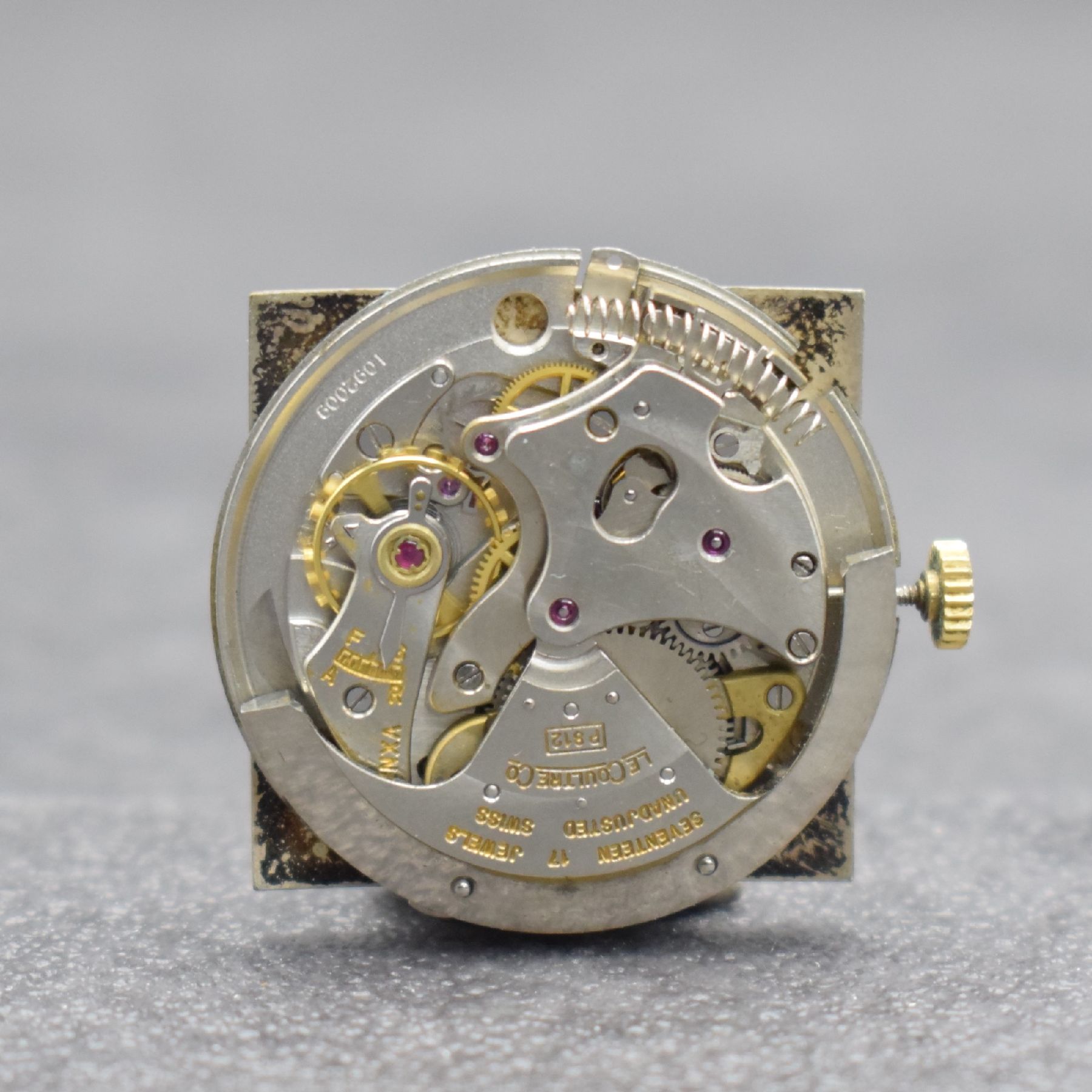 Detail f: LeCoultre Herrenarmbanduhr mit Hammerautomatik in GG 585/000, Schweiz/USA um 1952, Boden aufgedr., silberfarb. Duoton-Zifferblatt m. aufgel. Indizes, ...