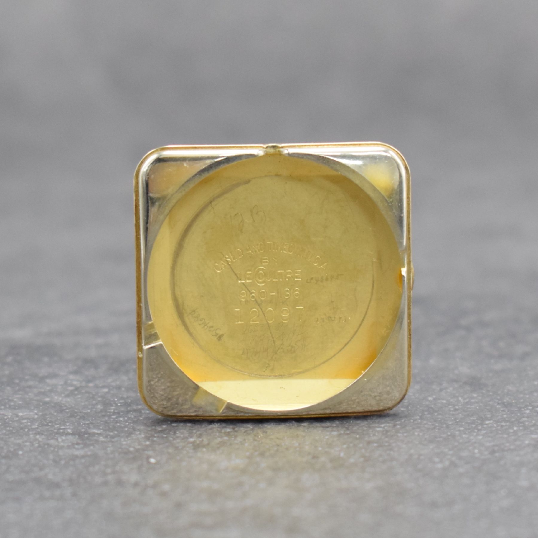 Detail g: LeCoultre Herrenarmbanduhr mit Hammerautomatik in GG 585/000, Schweiz/USA um 1952, Boden aufgedr., silberfarb. Duoton-Zifferblatt m. aufgel. Indizes, ...