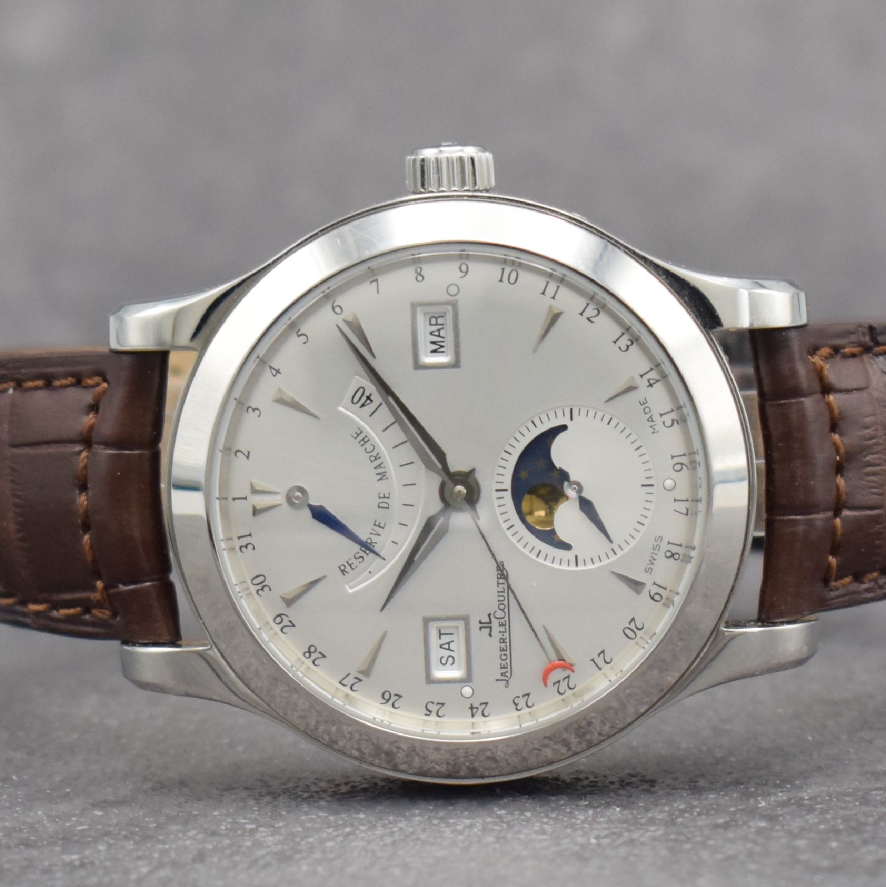 Detail a: Jaeger-LeCoultre Herrenarmbanduhr Master Calendar Referenz 147.8.41.S, Automatik, Edelstahlgeh. inkl. orig. Lederband m. dopp. Faltschl., beids. ...