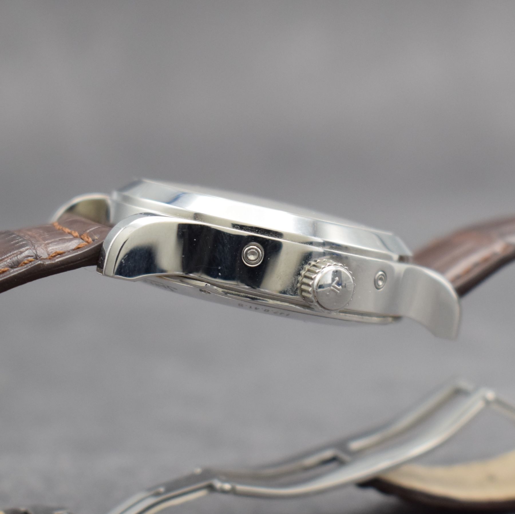 Detail e: Jaeger-LeCoultre Herrenarmbanduhr Master Calendar Referenz 147.8.41.S, Automatik, Edelstahlgeh. inkl. orig. Lederband m. dopp. Faltschl., beids. ...