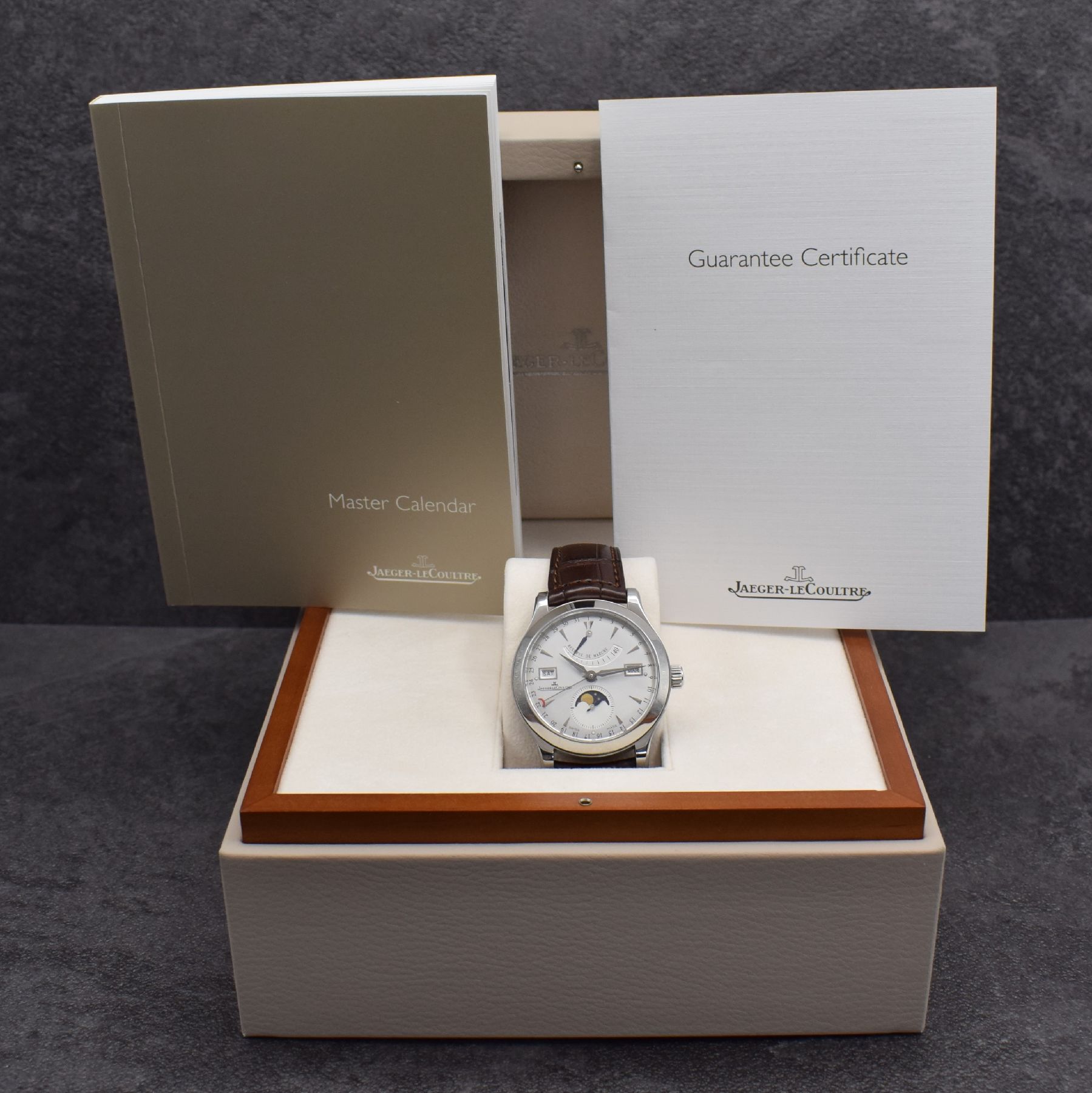 Detail h: Jaeger-LeCoultre Herrenarmbanduhr Master Calendar Referenz 147.8.41.S, Automatik, Edelstahlgeh. inkl. orig. Lederband m. dopp. Faltschl., beids. ...