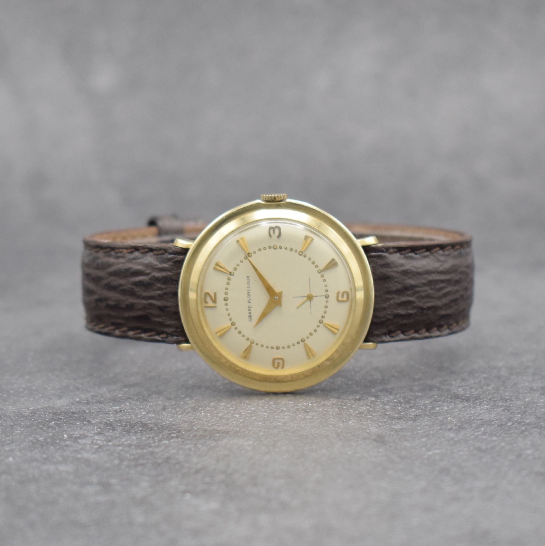 GIRARD PERREGAUX Herrenarmbanduhr, Schweiz/USA um 1950, Handaufzug, 2-tlg. 14k- gold-filled Geh., Boden gedr., silb. Zifferbl. rest., gold. aufges. ...