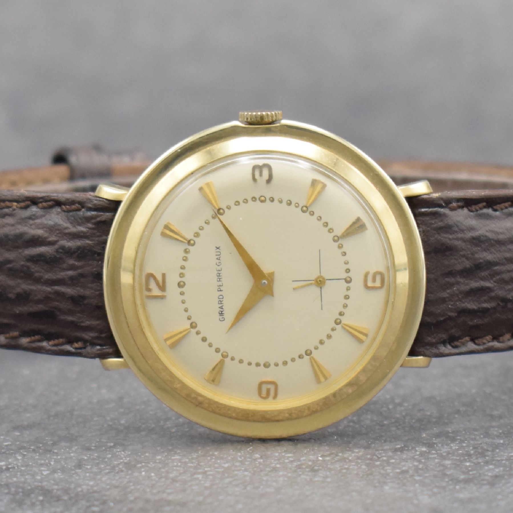 Detail a: GIRARD PERREGAUX Herrenarmbanduhr, Schweiz/USA um 1950, Handaufzug, 2-tlg. 14k- gold-filled Geh., Boden gedr., silb. Zifferbl. rest., gold. aufges. ...