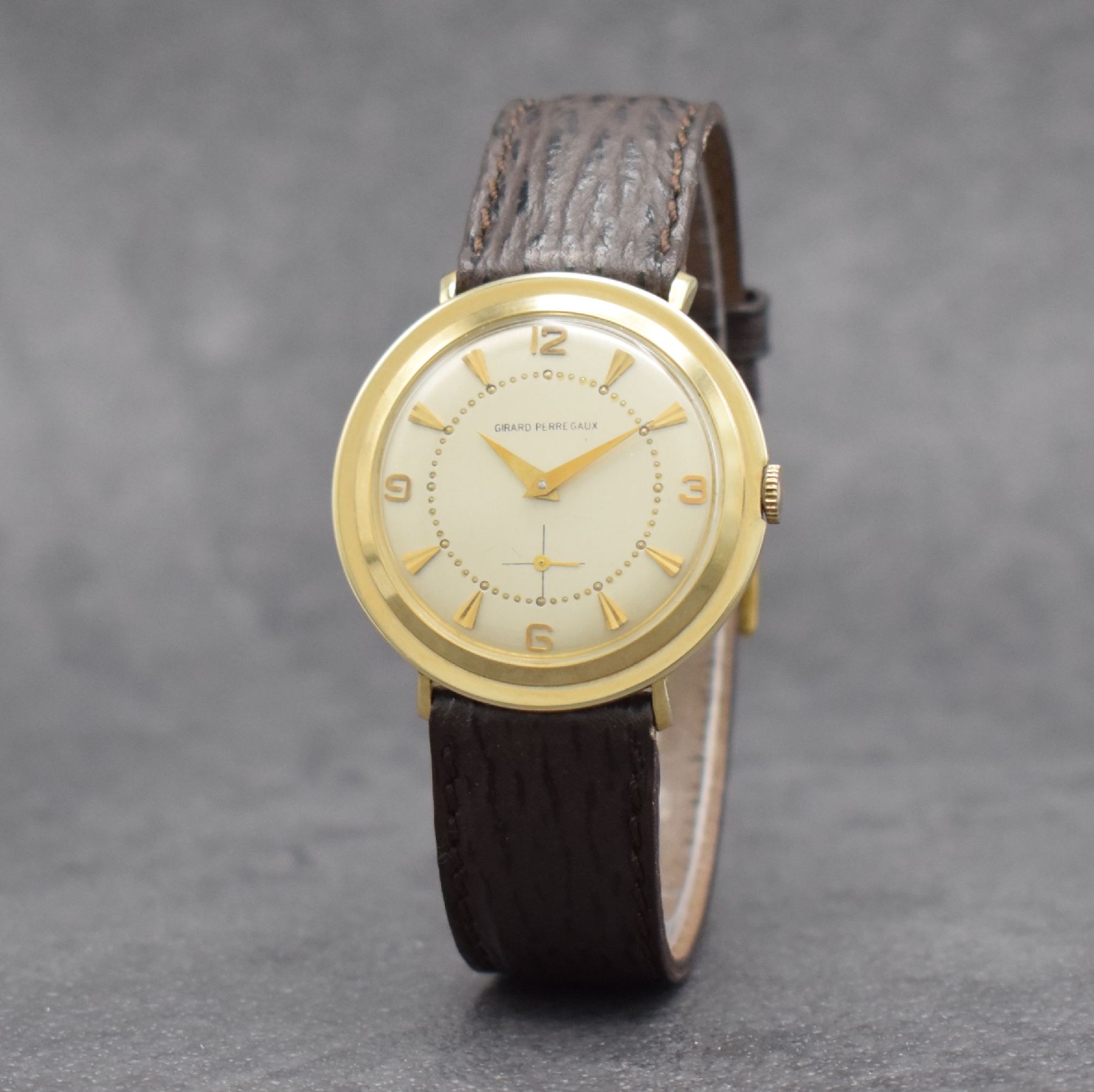 Detail b: GIRARD PERREGAUX Herrenarmbanduhr, Schweiz/USA um 1950, Handaufzug, 2-tlg. 14k- gold-filled Geh., Boden gedr., silb. Zifferbl. rest., gold. aufges. ...