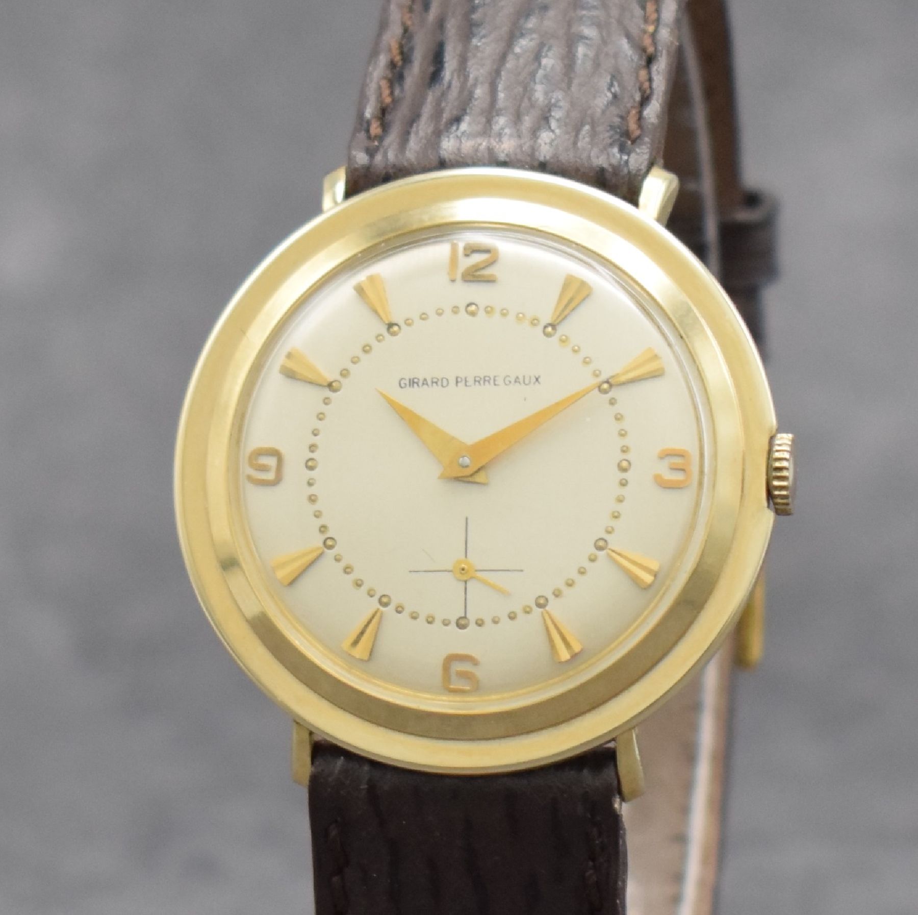 Detail c: GIRARD PERREGAUX Herrenarmbanduhr, Schweiz/USA um 1950, Handaufzug, 2-tlg. 14k- gold-filled Geh., Boden gedr., silb. Zifferbl. rest., gold. aufges. ...