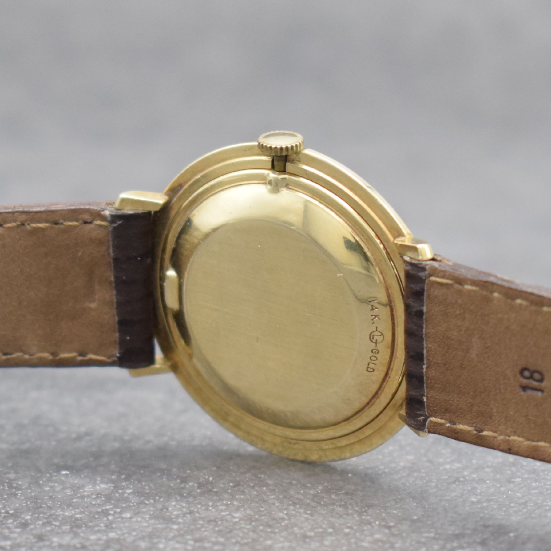 Detail d: GIRARD PERREGAUX Herrenarmbanduhr, Schweiz/USA um 1950, Handaufzug, 2-tlg. 14k- gold-filled Geh., Boden gedr., silb. Zifferbl. rest., gold. aufges. ...