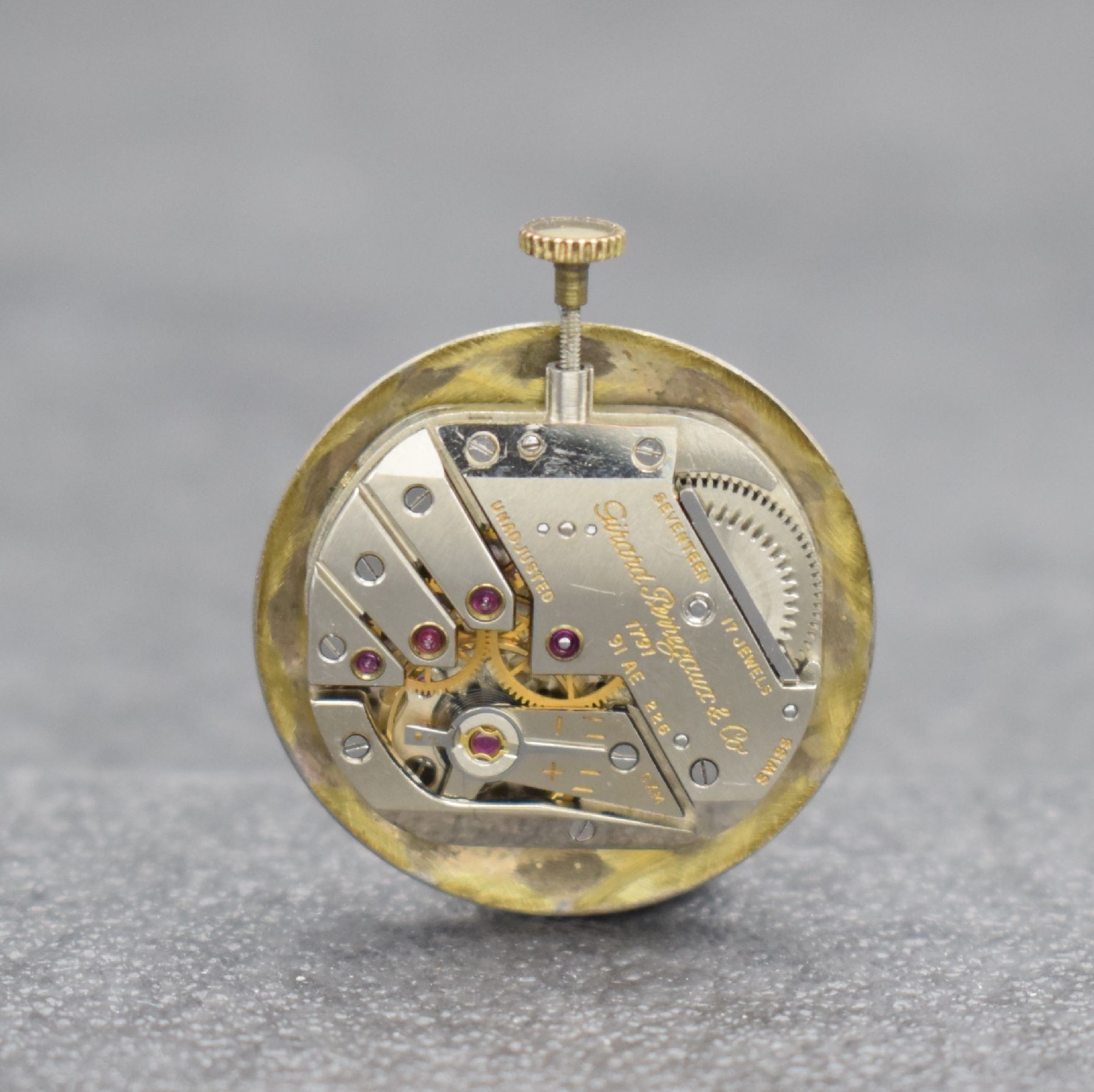 Detail e: GIRARD PERREGAUX Herrenarmbanduhr, Schweiz/USA um 1950, Handaufzug, 2-tlg. 14k- gold-filled Geh., Boden gedr., silb. Zifferbl. rest., gold. aufges. ...