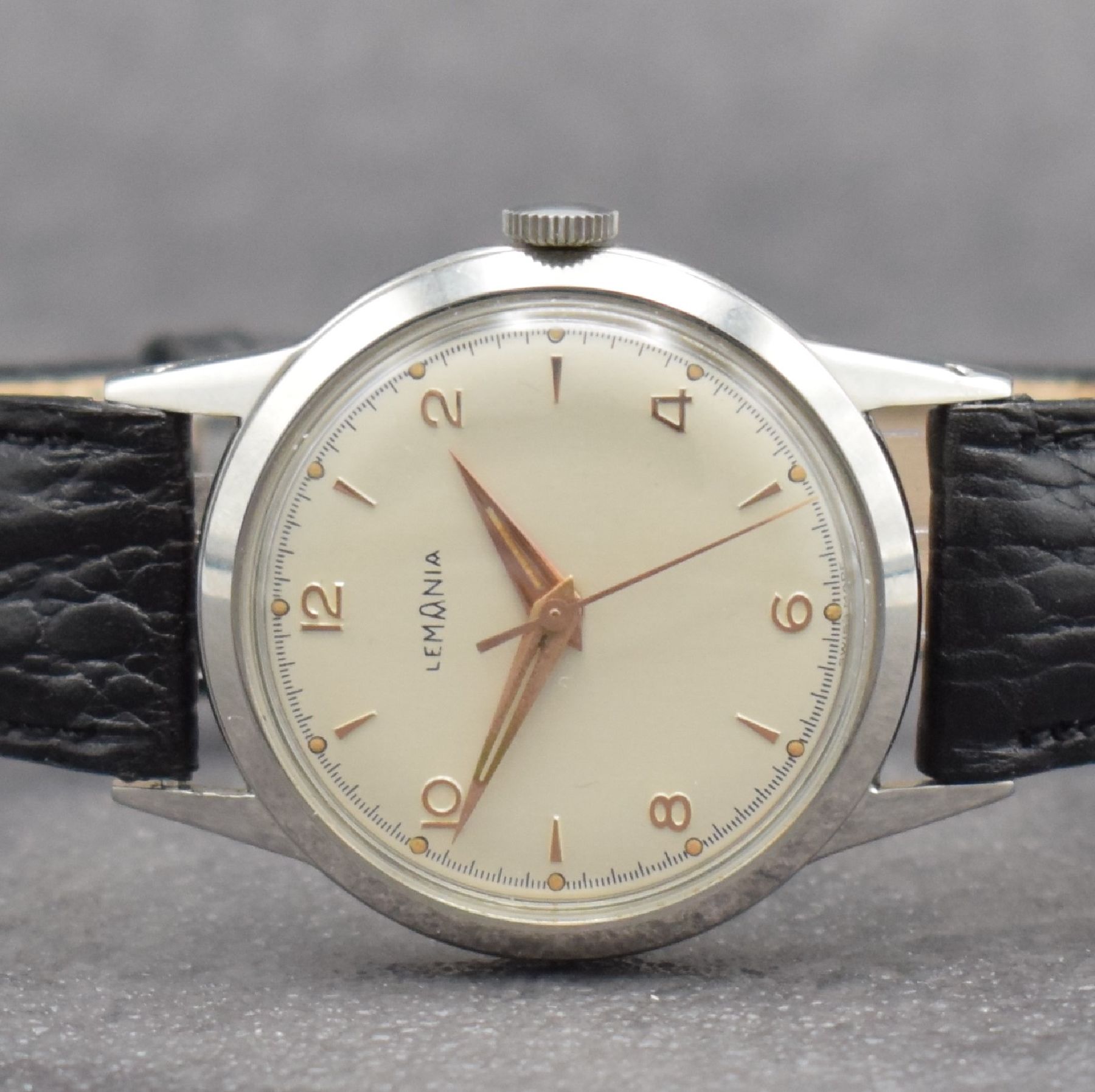 Detail a: LEMANIA Herrenarmbanduhr in Stahl, Schweiz um 1955, Handaufzug, 3-tlg. Geh., Glasrand & Boden gedr., sehr schönes silb. Zifferbl., rotgold. Indizes ...