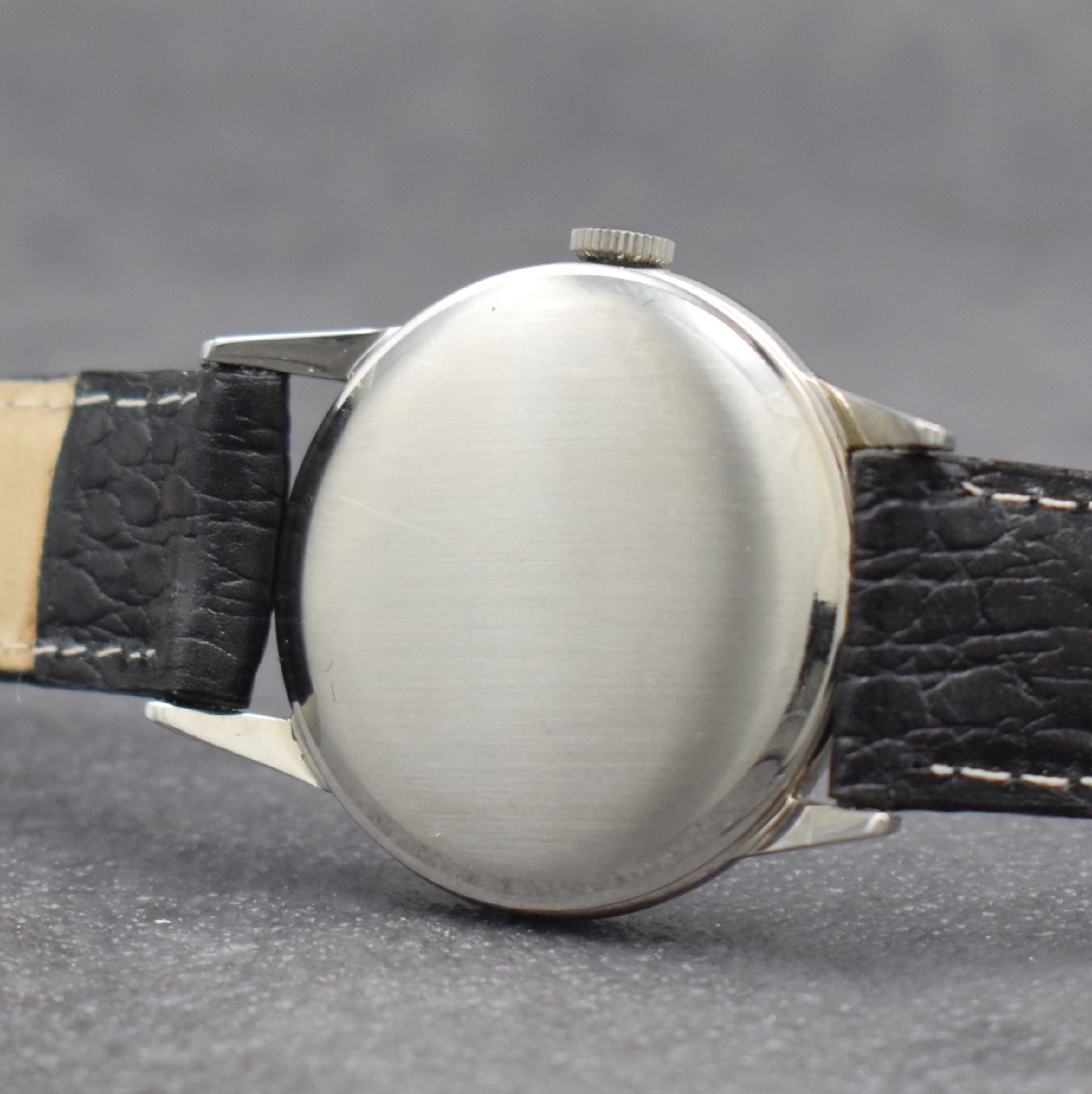 Detail d: LEMANIA Herrenarmbanduhr in Stahl, Schweiz um 1955, Handaufzug, 3-tlg. Geh., Glasrand & Boden gedr., sehr schönes silb. Zifferbl., rotgold. Indizes ...