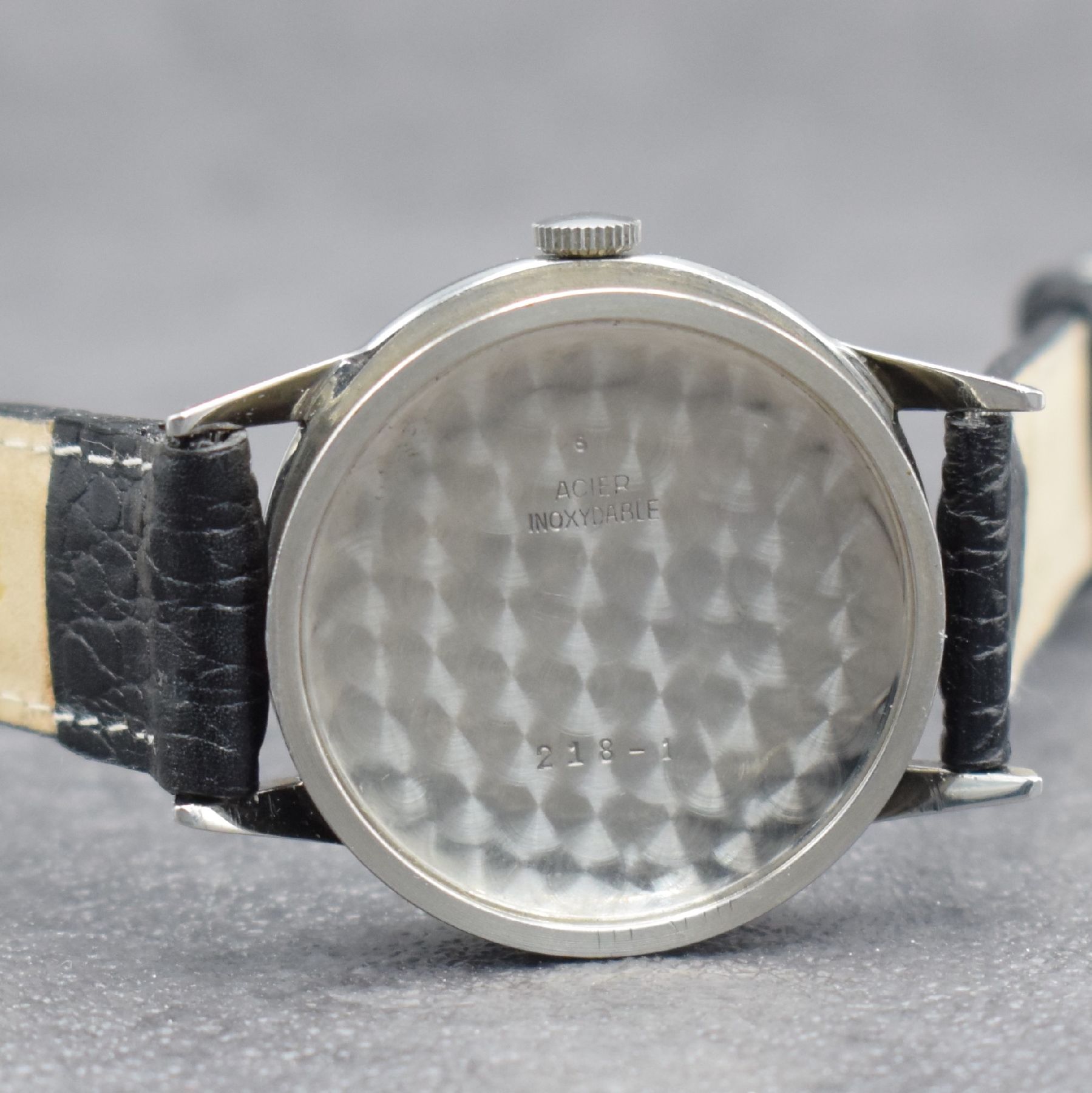 Detail f: LEMANIA Herrenarmbanduhr in Stahl, Schweiz um 1955, Handaufzug, 3-tlg. Geh., Glasrand & Boden gedr., sehr schönes silb. Zifferbl., rotgold. Indizes ...