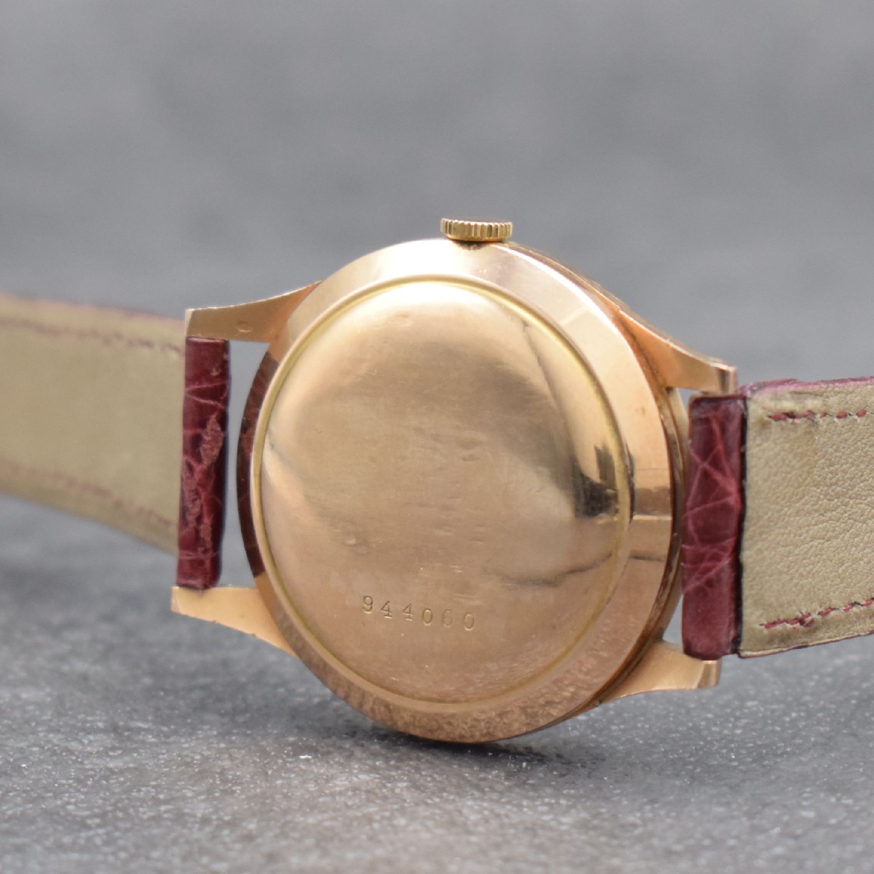 Detail d: DOXA Herrenarmbanduhr in RG 585/000, Schweiz um 1955, Automatik, 2-tlg. Geh., Boden aufgedr., silb. Zifferbl., rotgold. Indizes & Zeiger, ...