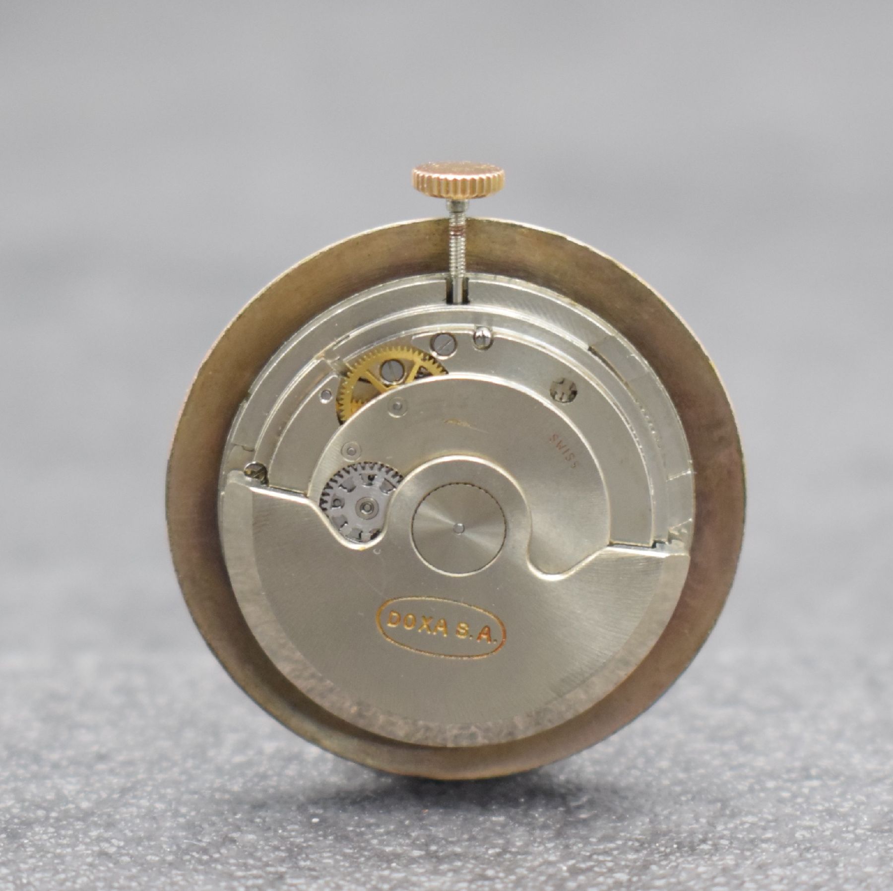 Detail e: DOXA Herrenarmbanduhr in RG 585/000, Schweiz um 1955, Automatik, 2-tlg. Geh., Boden aufgedr., silb. Zifferbl., rotgold. Indizes & Zeiger, ...