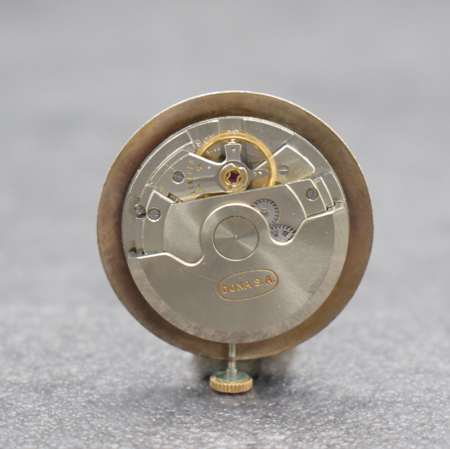 Detail f: DOXA Herrenarmbanduhr in RG 585/000, Schweiz um 1955, Automatik, 2-tlg. Geh., Boden aufgedr., silb. Zifferbl., rotgold. Indizes & Zeiger, ...