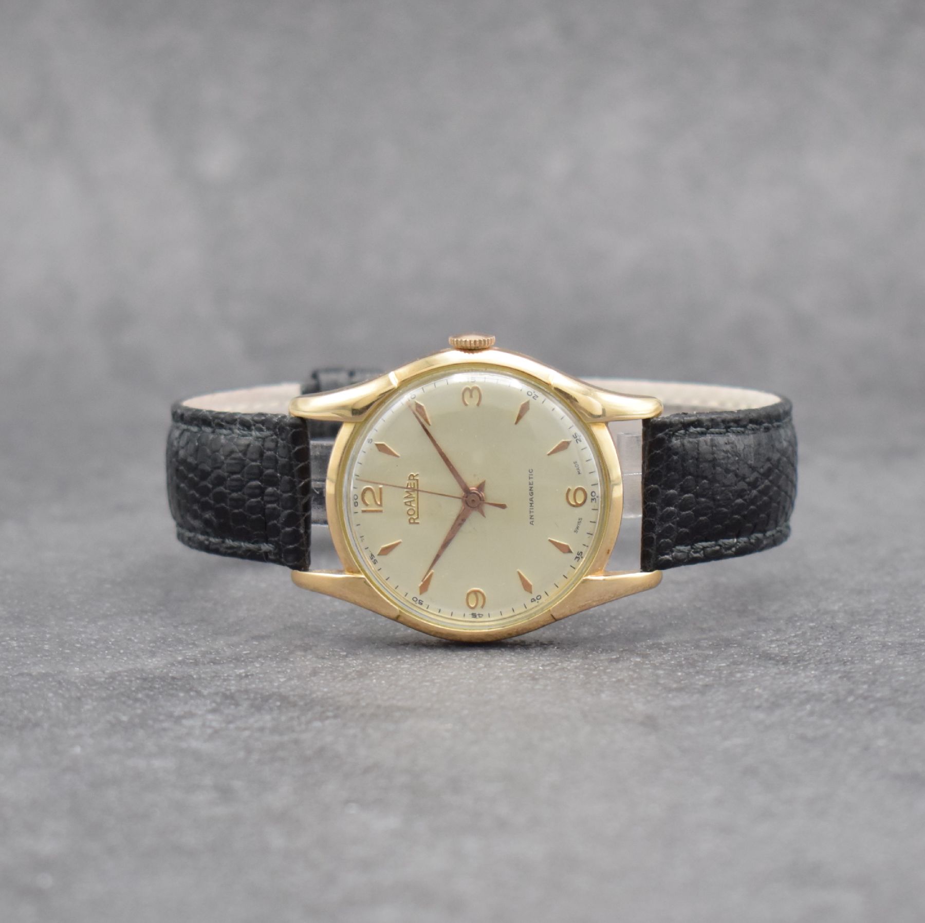 ROAMER Antimagnetique Herrenarmbanduhr in RG 585/000, Schweiz um 1950, Handaufzug, neutrales gedr. Geh., silb. Zifferbl., rotgold. Indizes & Zeiger, ...