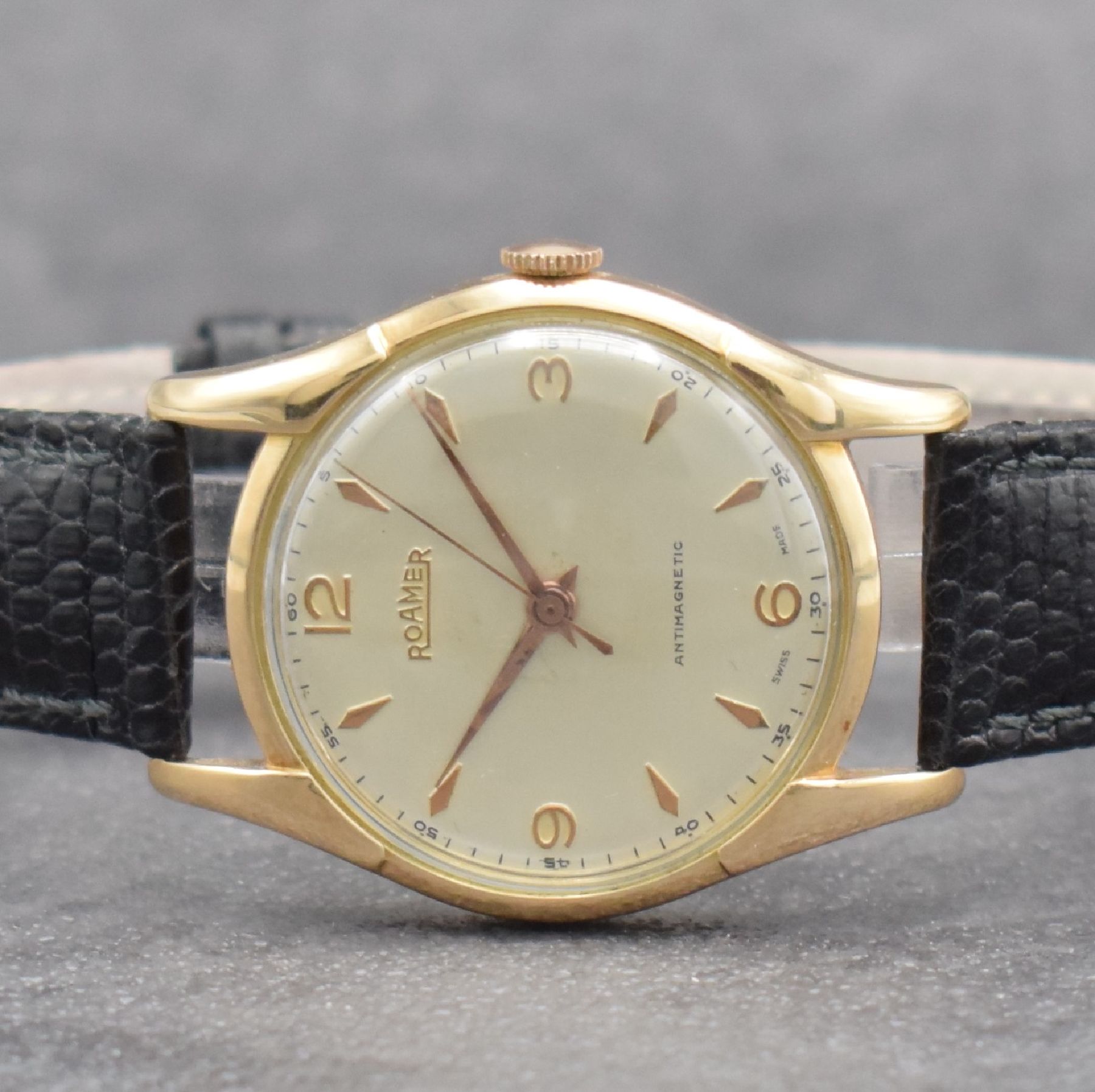 Detail a: ROAMER Antimagnetique Herrenarmbanduhr in RG 585/000, Schweiz um 1950, Handaufzug, neutrales gedr. Geh., silb. Zifferbl., rotgold. Indizes & Zeiger, ...