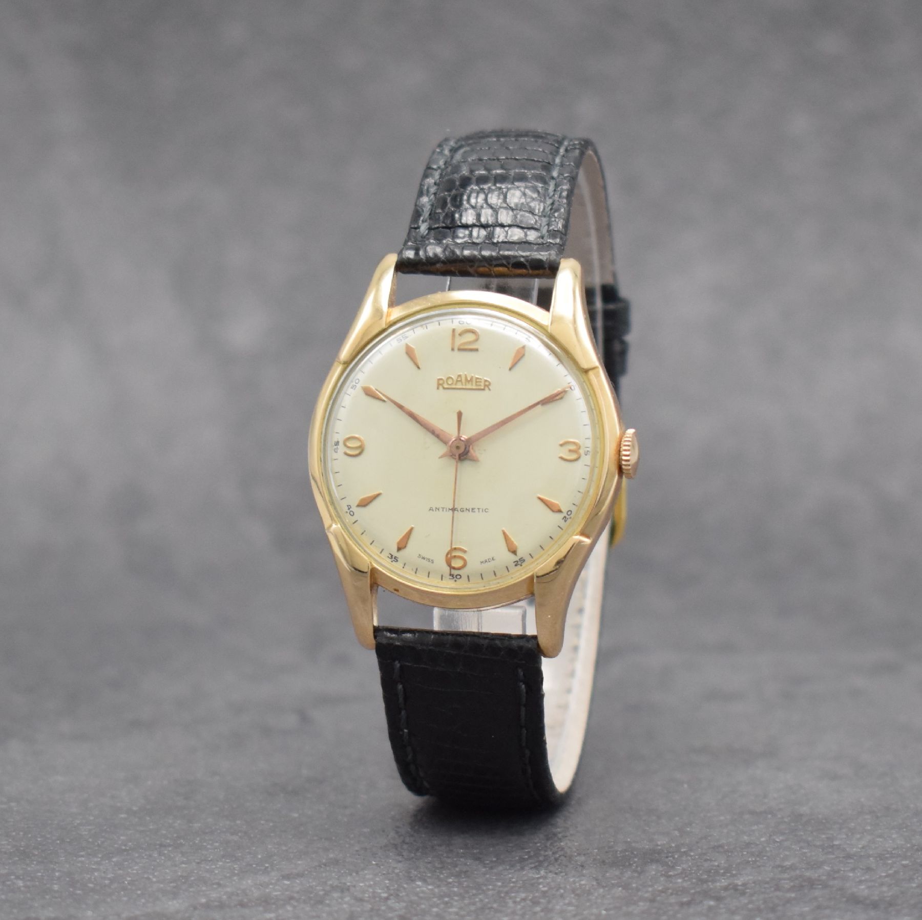 Detail b: ROAMER Antimagnetique Herrenarmbanduhr in RG 585/000, Schweiz um 1950, Handaufzug, neutrales gedr. Geh., silb. Zifferbl., rotgold. Indizes & Zeiger, ...