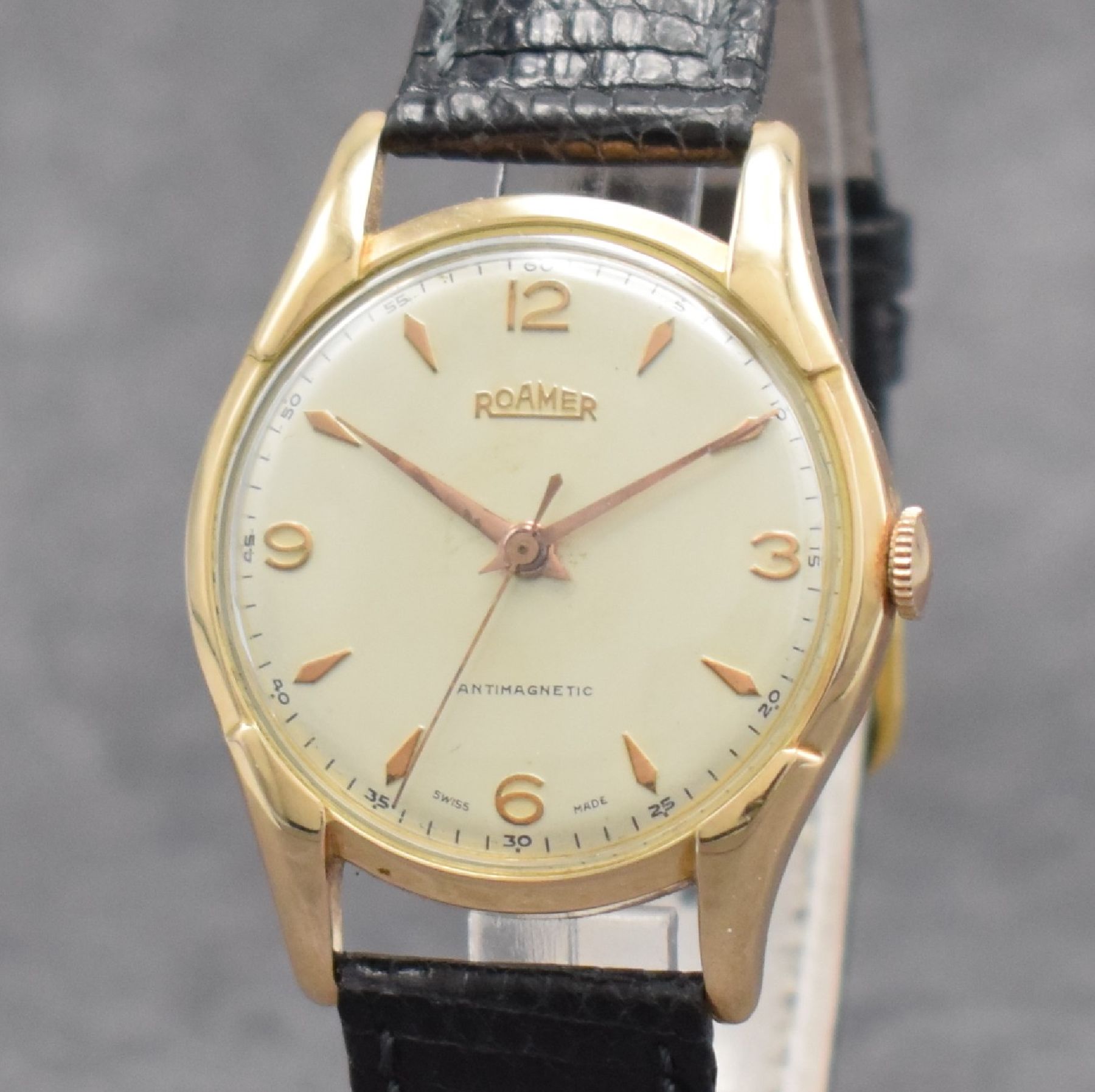 Detail c: ROAMER Antimagnetique Herrenarmbanduhr in RG 585/000, Schweiz um 1950, Handaufzug, neutrales gedr. Geh., silb. Zifferbl., rotgold. Indizes & Zeiger, ...