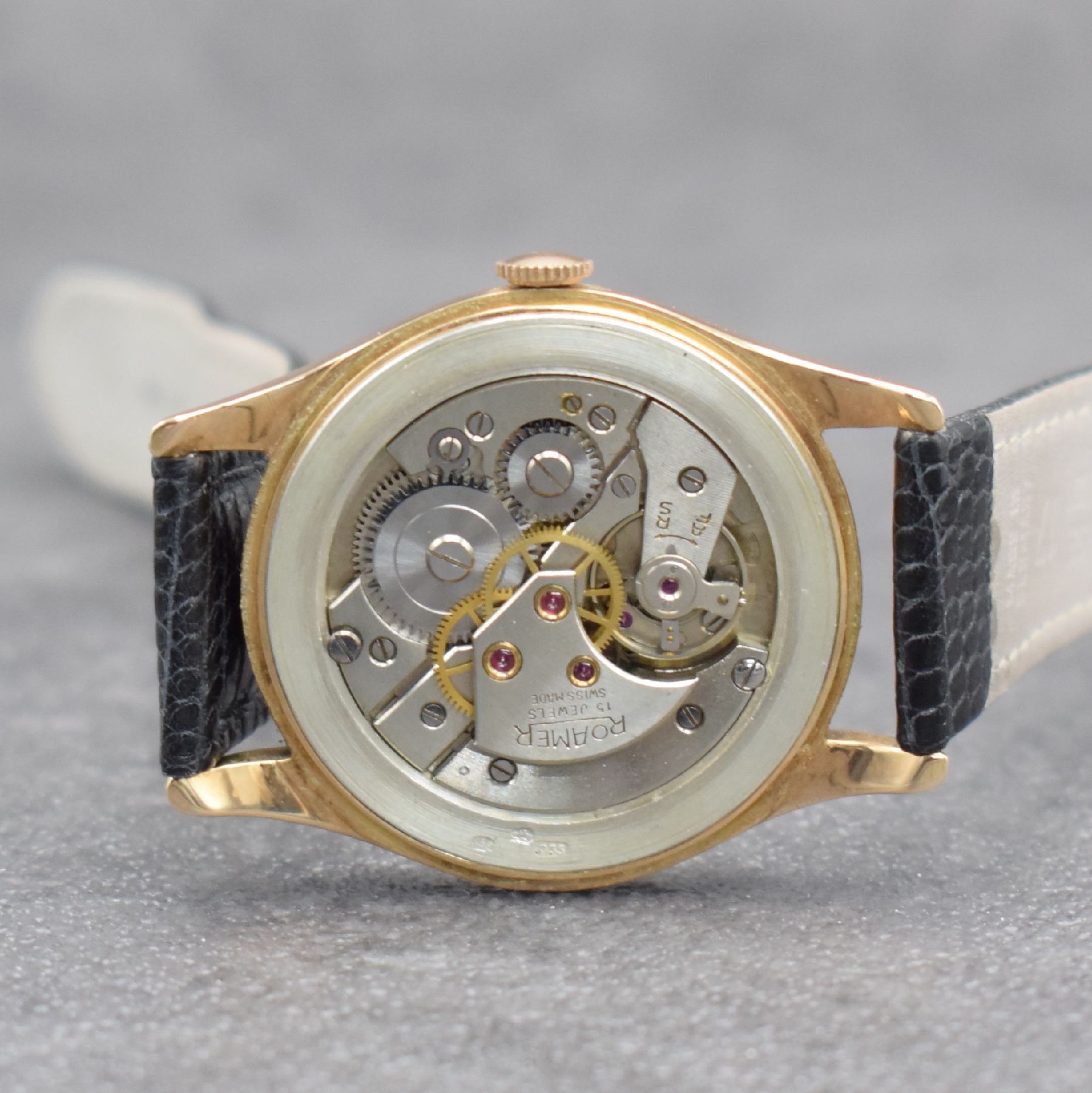 Detail e: ROAMER Antimagnetique Herrenarmbanduhr in RG 585/000, Schweiz um 1950, Handaufzug, neutrales gedr. Geh., silb. Zifferbl., rotgold. Indizes & Zeiger, ...