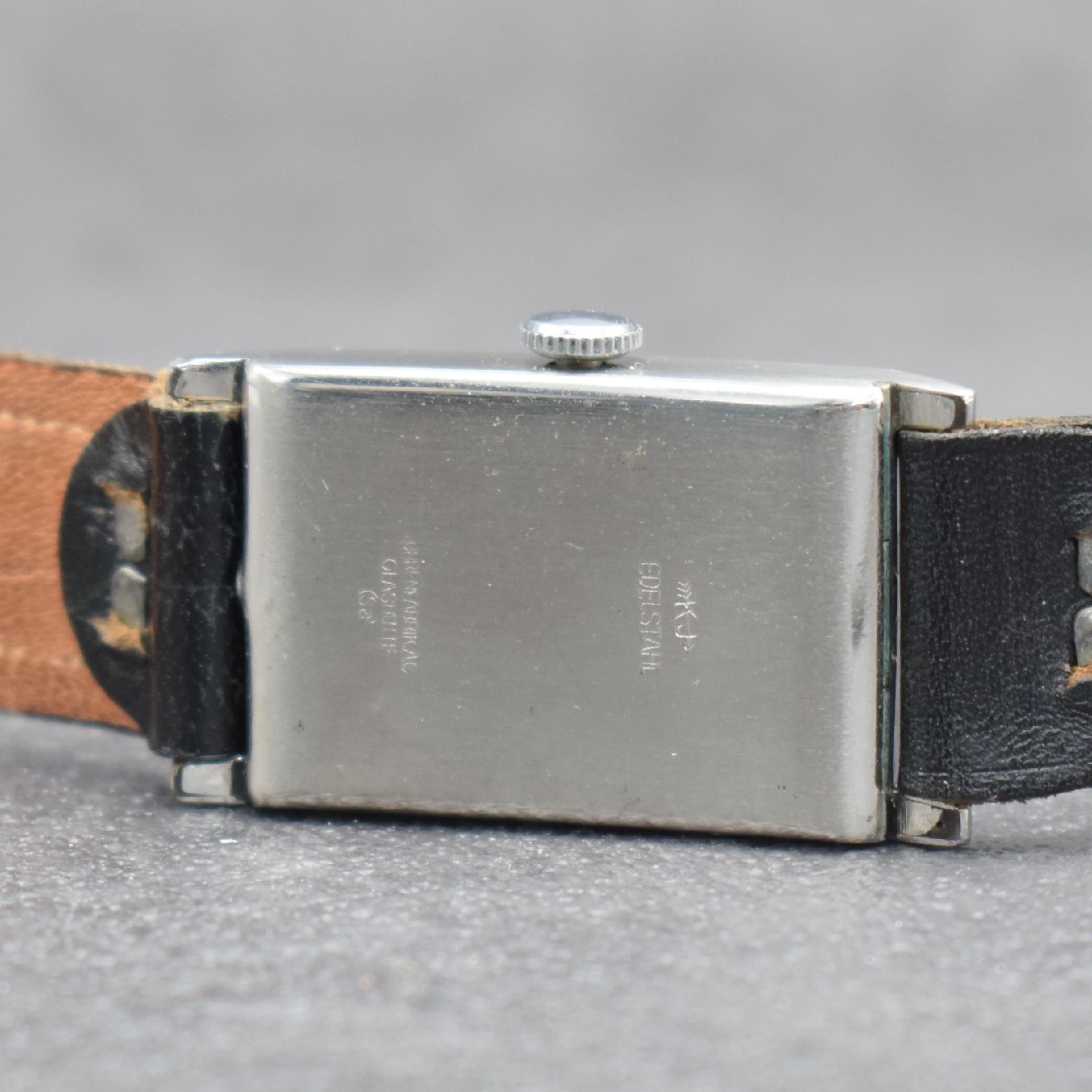 Detail d: UHRENFABRIK GLASHÜTTE SA Herrenarmbanduhr im Edelstahl Scharniergehäuse, Deutschland um 1935, Handaufzug, silb. Zifferbl. m. arab. Leuchtzahlen ...